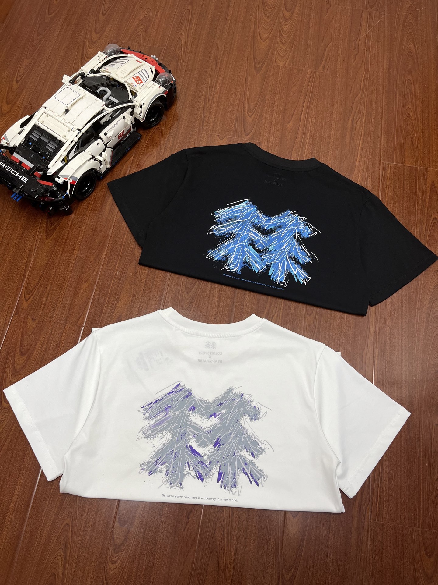 P95    顶尖现货   可隆KOLON SPORT 泼墨艺术家联名短25ss袖圆领T恤。           
面料：采用40织双纱320克面料，原版1:1高克重，纯棉螺纹领口，宽松版型，做工细节做到极致，区别市场普通货！
印花:德国进口数码印机 所以印花是超清晰的 穿久了也不会裂 普通的印花技术根本做不到!!
颜色: 白色   黑色                                          
尺码：M--XXL
尺码 衣长  胸围  肩宽  袖长   推荐体重(斤)	
M	  69	108   51	22	    100/120
 L	   71	114	  53	23	    120/140
XL	  72	116	  54 	24	    140/160
XXL. 73	120   55	25	     160/180