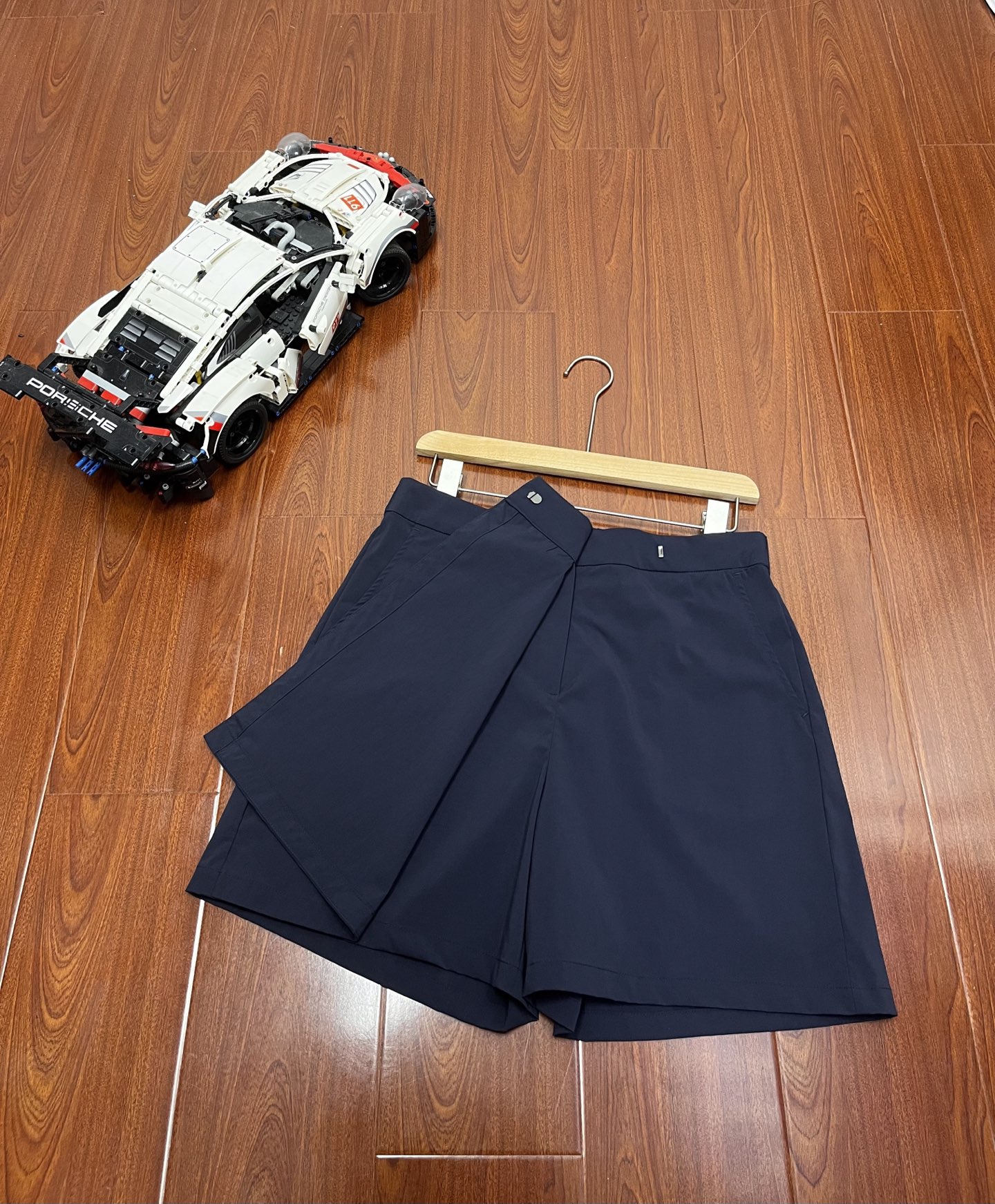 P115   顶尖现货   哈吉斯HAZZYS女装潮流时尚休闲纯色短裤运动半裙
在经典运动短裤基础上加入了时装化设计元素，兼具功能性与潮流感。
多角度诠释不同style，前面半裙后面短裤设计
扮演穿搭中的每一个重要角色
为单调穿搭注入活力
半裙裤就是显瘦显腿长
腰部采用侧边挂扣设计，穿脱方便
后面腰部饰有经典哈吉斯小狗标志
简练纯粹的线条剪裁，充满艺术风格的侧腰糅合，尽显复古潮流气息！！
两面设计 显瘦小心机 推荐推荐！！
颜色：藏青
尺码：160–170
160码：腰围74裤长41建议90-110左右
38码：腰围78裤长42建议110-125左右
40码：腰围82裤长43建议125-140左右