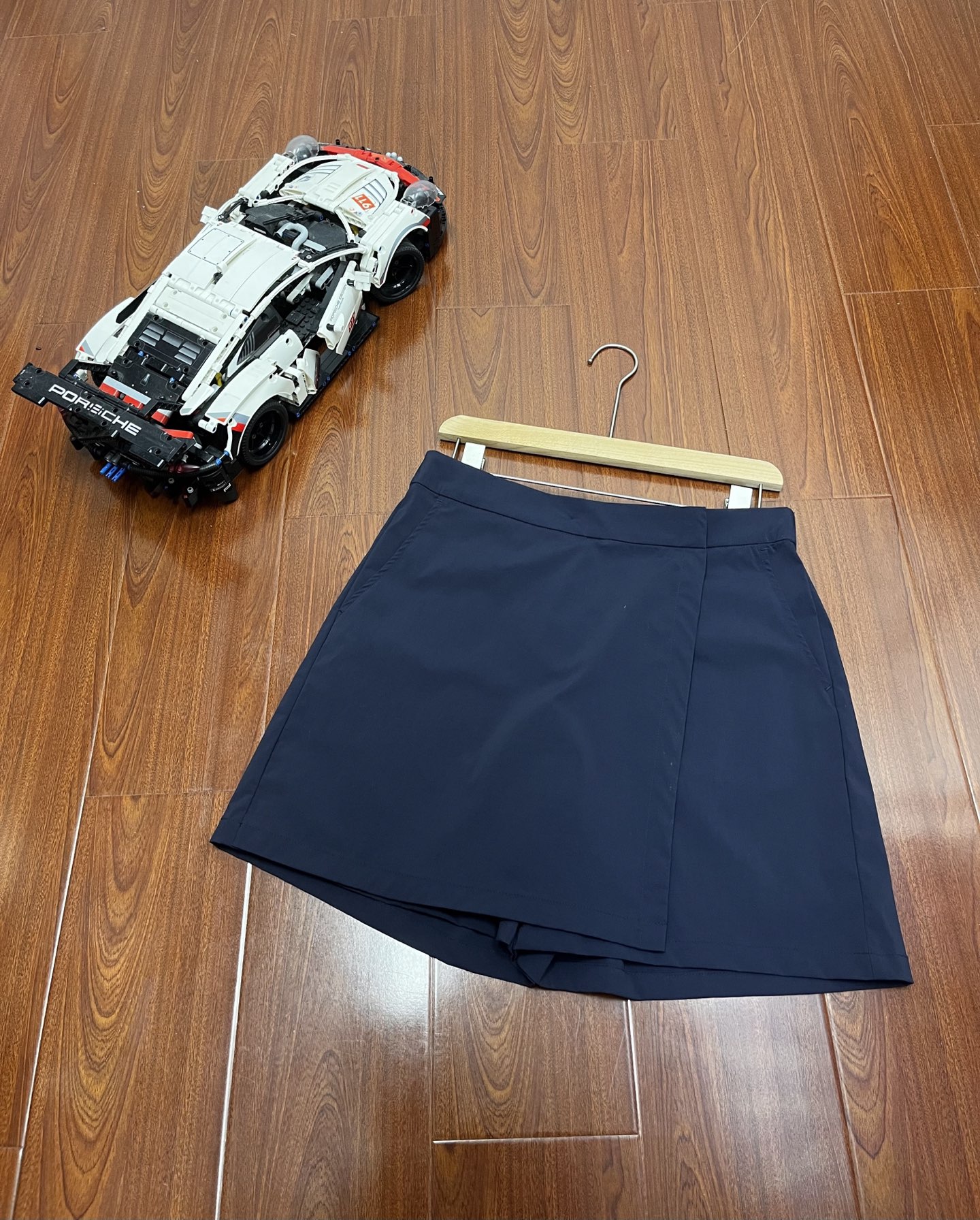 P115   顶尖现货   哈吉斯HAZZYS女装潮流时尚休闲纯色短裤运动半裙
在经典运动短裤基础上加入了时装化设计元素，兼具功能性与潮流感。
多角度诠释不同style，前面半裙后面短裤设计
扮演穿搭中的每一个重要角色
为单调穿搭注入活力
半裙裤就是显瘦显腿长
腰部采用侧边挂扣设计，穿脱方便
后面腰部饰有经典哈吉斯小狗标志
简练纯粹的线条剪裁，充满艺术风格的侧腰糅合，尽显复古潮流气息！！
两面设计 显瘦小心机 推荐推荐！！
颜色：藏青
尺码：160–170
160码：腰围74裤长41建议90-110左右
38码：腰围78裤长42建议110-125左右
40码：腰围82裤长43建议125-140左右