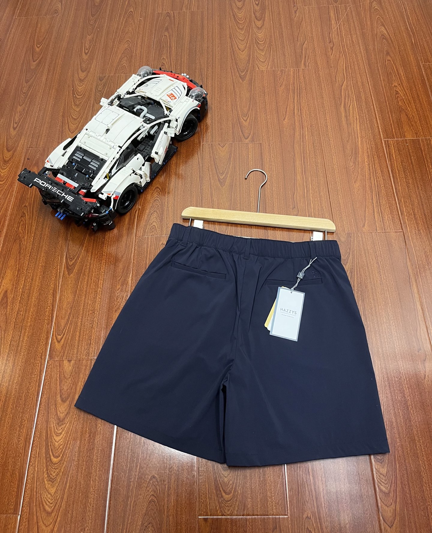 P115   顶尖现货   哈吉斯HAZZYS女装潮流时尚休闲纯色短裤运动半裙
在经典运动短裤基础上加入了时装化设计元素，兼具功能性与潮流感。
多角度诠释不同style，前面半裙后面短裤设计
扮演穿搭中的每一个重要角色
为单调穿搭注入活力
半裙裤就是显瘦显腿长
腰部采用侧边挂扣设计，穿脱方便
后面腰部饰有经典哈吉斯小狗标志
简练纯粹的线条剪裁，充满艺术风格的侧腰糅合，尽显复古潮流气息！！
两面设计 显瘦小心机 推荐推荐！！
颜色：藏青
尺码：160–170
160码：腰围74裤长41建议90-110左右
38码：腰围78裤长42建议110-125左右
40码：腰围82裤长43建议125-140左右