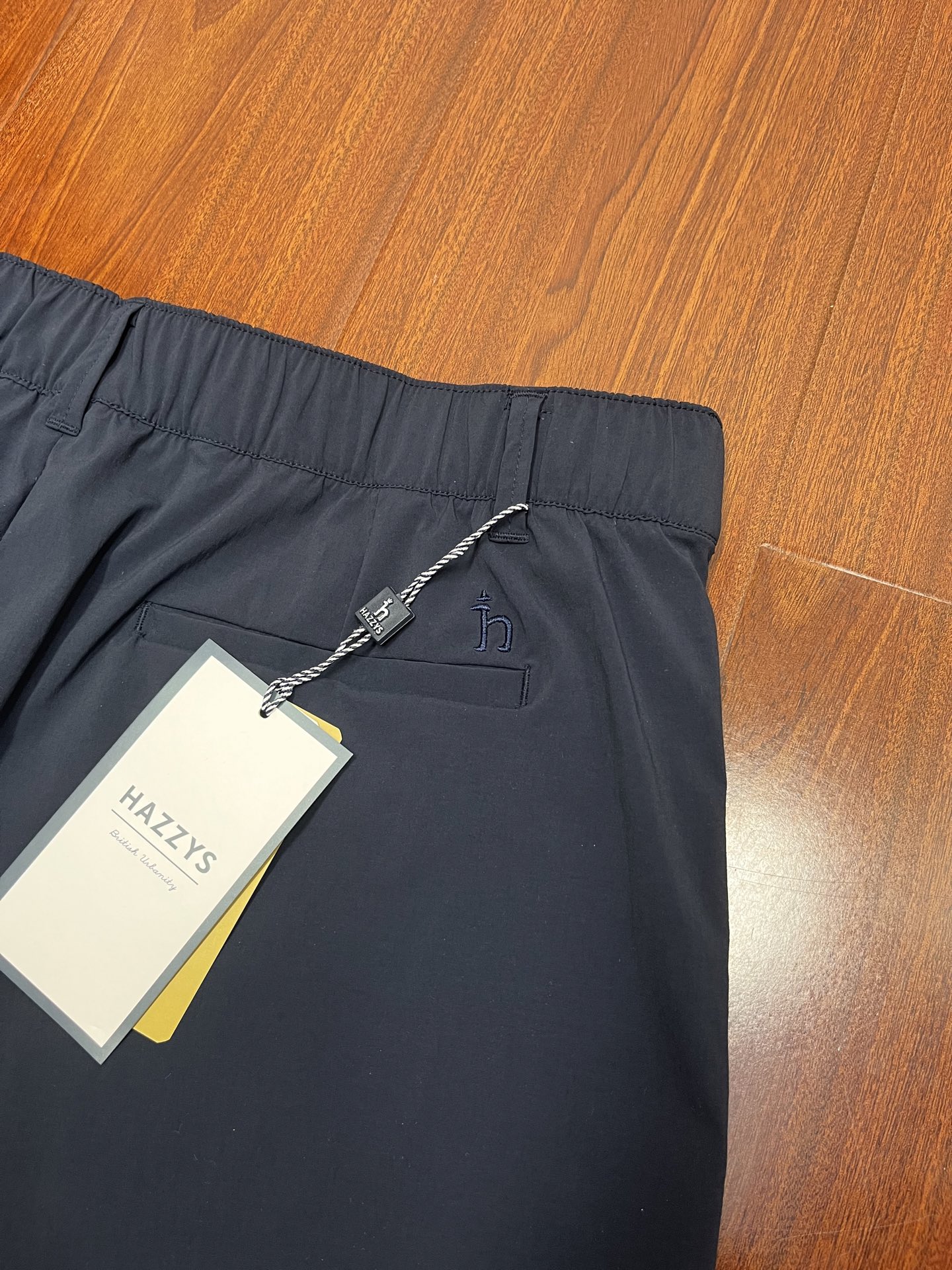 P115   顶尖现货   哈吉斯HAZZYS女装潮流时尚休闲纯色短裤运动半裙
在经典运动短裤基础上加入了时装化设计元素，兼具功能性与潮流感。
多角度诠释不同style，前面半裙后面短裤设计
扮演穿搭中的每一个重要角色
为单调穿搭注入活力
半裙裤就是显瘦显腿长
腰部采用侧边挂扣设计，穿脱方便
后面腰部饰有经典哈吉斯小狗标志
简练纯粹的线条剪裁，充满艺术风格的侧腰糅合，尽显复古潮流气息！！
两面设计 显瘦小心机 推荐推荐！！
颜色：藏青
尺码：160–170
160码：腰围74裤长41建议90-110左右
38码：腰围78裤长42建议110-125左右
40码：腰围82裤长43建议125-140左右