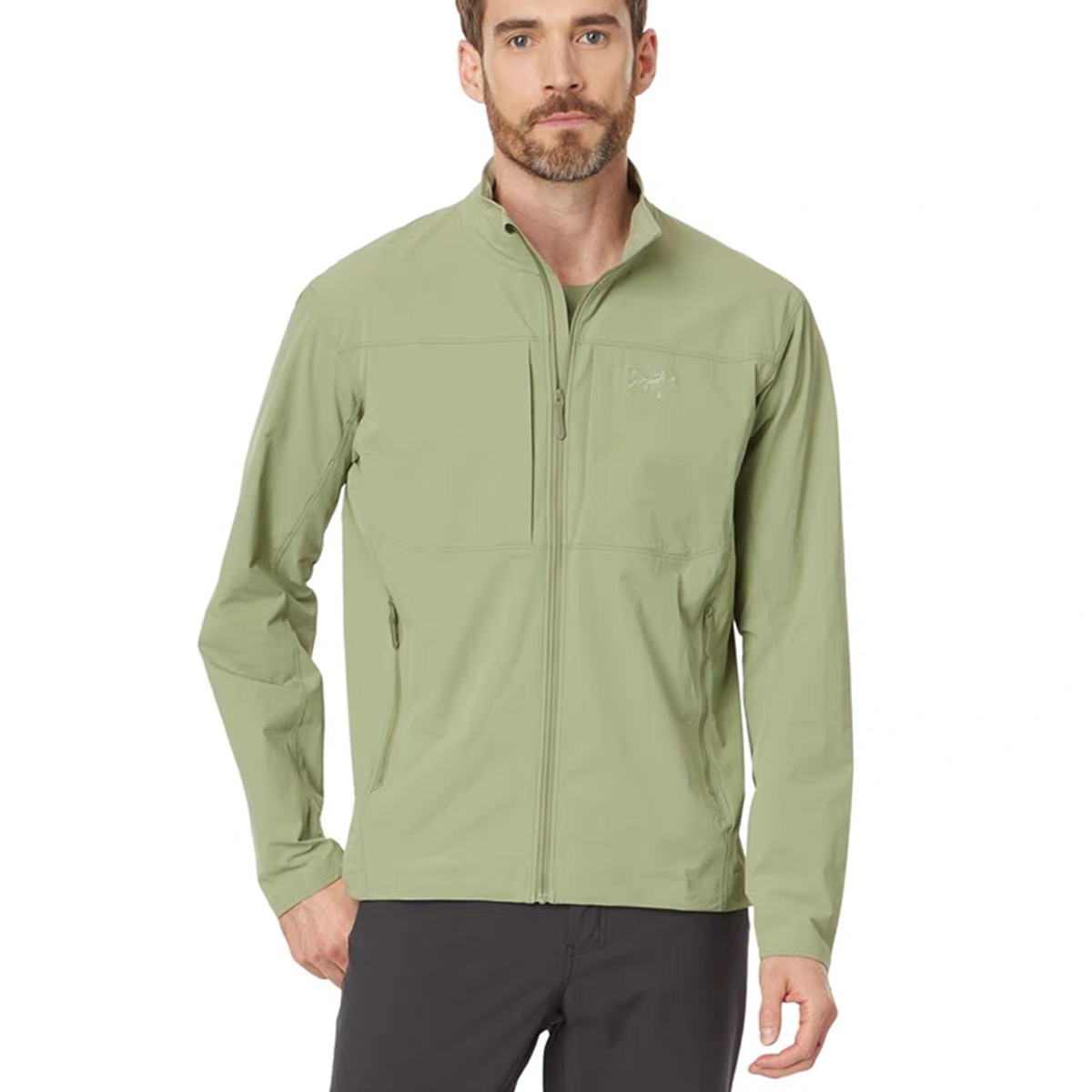 顶尖现货 ARCTERYX 始祖鸟Gamma Lightweight 情侣款纯色立领软壳轻薄户外防风防晒夹克外套男女皮肤衣 Gamma SL/升级版刺绣标Arcteryx Gamma LightWeight Hoody 全新改款设计 胸前口袋跟mx对齐!防风防泼水,UPF防晒50 % 春夏秋季轻透气软壳!面料轻薄春夏秋可穿! 徒步旅行可以是一次轻松的漫步,可以是一次前往偏远湖泊的旅行,也可以是一次登山或滑雪之旅的开端.无论是哪种徒步旅行,你都需要一款能适应多变微气候和天气的防护服.这款Gamma LightWeight 连帽衣就能满足这样的需求.其轻薄耐久的FortiusTM1.0双层组织面料具有四向弹力,且防风、防水、防晒.透气.拼接的修身剪裁和高效设计简洁. Gamma LightWeight是Gamma软壳外套系列中薄的款式,面料四维弹力,防风防小雨,UPF防晒50 % 轻薄透气,适合春夏穿着. 颜色:黑色 琢石蓝 球藻绿 肩宽49 胸围108 衣长72 袖长62(125-140斤) M肩宽50 胸围112 衣长73 袖长63 (140-155斤) L肩宽51 胸围116 衣长74 袖长64 (155-170斤) XL肩宽52 胸围120 衣长74 袖长64(170-185斤) XXL肩宽53 胸围124 衣长75 袖长65(185-200斤)