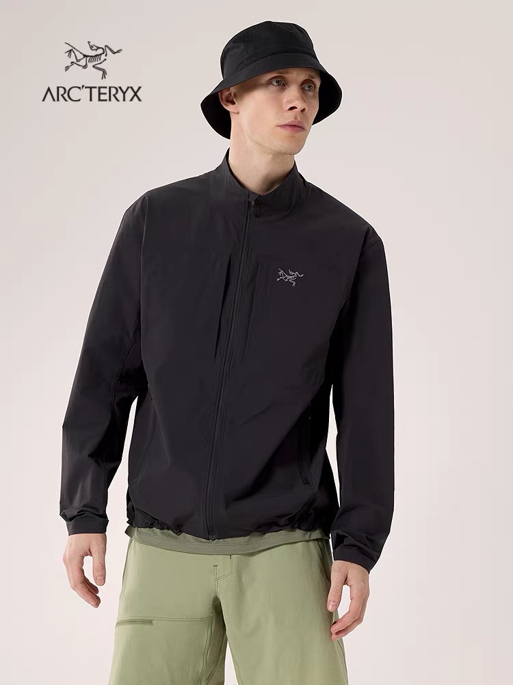 顶尖现货 ARCTERYX 始祖鸟Gamma Lightweight 情侣款纯色立领软壳轻薄户外防风防晒夹克外套男女皮肤衣 Gamma SL/升级版刺绣标Arcteryx Gamma LightWeight Hoody 全新改款设计 胸前口袋跟mx对齐!防风防泼水,UPF防晒50 % 春夏秋季轻透气软壳!面料轻薄春夏秋可穿! 徒步旅行可以是一次轻松的漫步,可以是一次前往偏远湖泊的旅行,也可以是一次登山或滑雪之旅的开端.无论是哪种徒步旅行,你都需要一款能适应多变微气候和天气的防护服.这款Gamma LightWeight 连帽衣就能满足这样的需求.其轻薄耐久的FortiusTM1.0双层组织面料具有四向弹力,且防风、防水、防晒.透气.拼接的修身剪裁和高效设计简洁. Gamma LightWeight是Gamma软壳外套系列中薄的款式,面料四维弹力,防风防小雨,UPF防晒50 % 轻薄透气,适合春夏穿着. 颜色:黑色 琢石蓝 球藻绿 肩宽49 胸围108 衣长72 袖长62(125-140斤) M肩宽50 胸围112 衣长73 袖长63 (140-155斤) L肩宽51 胸围116 衣长74 袖长64 (155-170斤) XL肩宽52 胸围120 衣长74 袖长64(170-185斤) XXL肩宽53 胸围124 衣长75 袖长65(185-200斤)