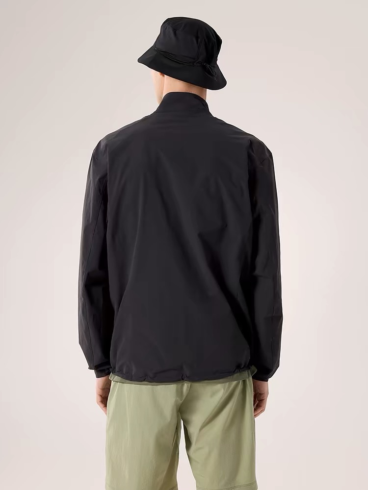 顶尖现货 ARCTERYX 始祖鸟Gamma Lightweight 情侣款纯色立领软壳轻薄户外防风防晒夹克外套男女皮肤衣 Gamma SL/升级版刺绣标Arcteryx Gamma LightWeight Hoody 全新改款设计 胸前口袋跟mx对齐!防风防泼水,UPF防晒50 % 春夏秋季轻透气软壳!面料轻薄春夏秋可穿! 徒步旅行可以是一次轻松的漫步,可以是一次前往偏远湖泊的旅行,也可以是一次登山或滑雪之旅的开端.无论是哪种徒步旅行,你都需要一款能适应多变微气候和天气的防护服.这款Gamma LightWeight 连帽衣就能满足这样的需求.其轻薄耐久的FortiusTM1.0双层组织面料具有四向弹力,且防风、防水、防晒.透气.拼接的修身剪裁和高效设计简洁. Gamma LightWeight是Gamma软壳外套系列中薄的款式,面料四维弹力,防风防小雨,UPF防晒50 % 轻薄透气,适合春夏穿着. 颜色:黑色 琢石蓝 球藻绿 肩宽49 胸围108 衣长72 袖长62(125-140斤) M肩宽50 胸围112 衣长73 袖长63 (140-155斤) L肩宽51 胸围116 衣长74 袖长64 (155-170斤) XL肩宽52 胸围120 衣长74 袖长64(170-185斤) XXL肩宽53 胸围124 衣长75 袖长65(185-200斤)