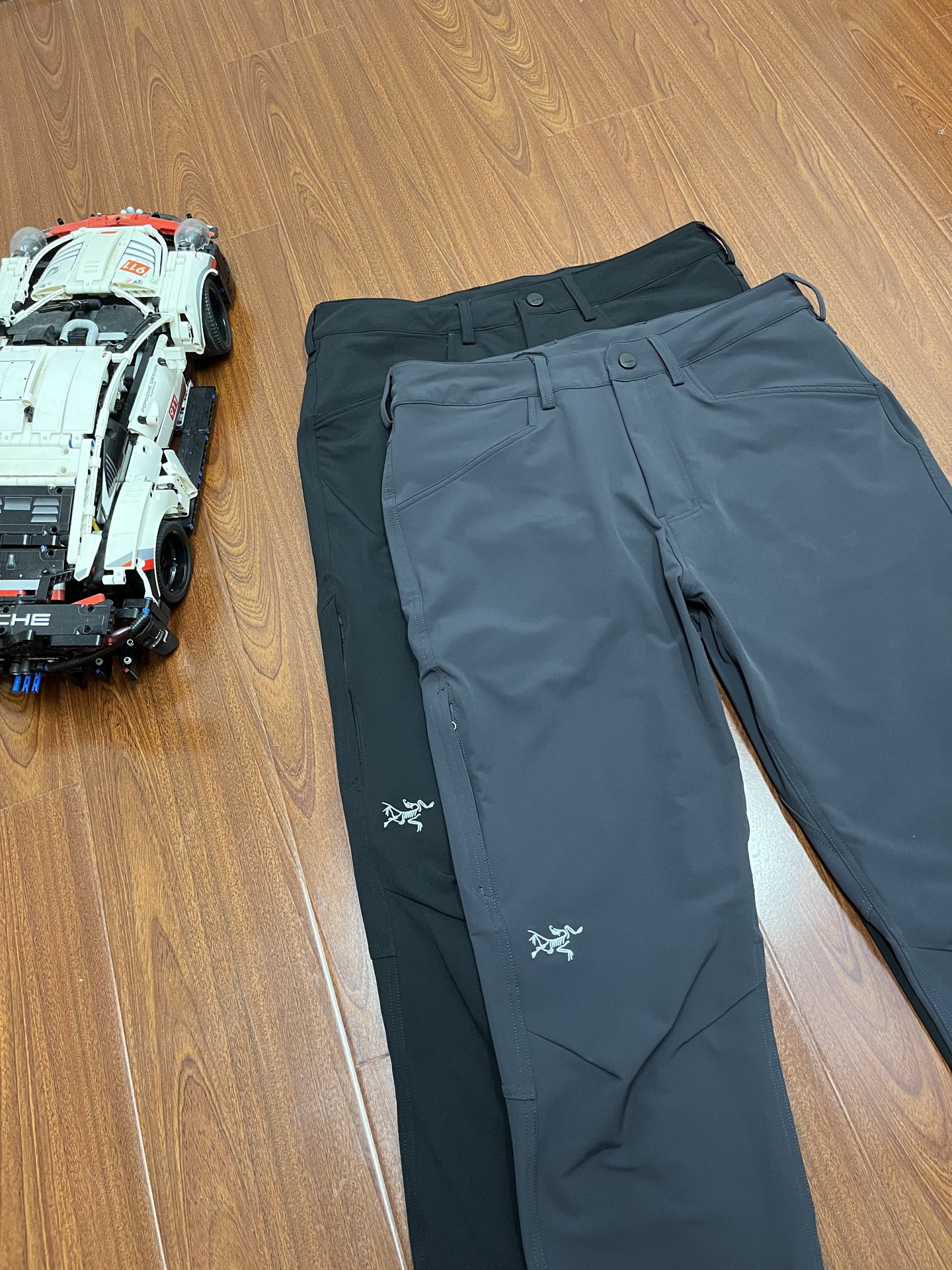 P170     顶尖现货   始祖鸟家秋冬新款长裤🔥爆上新
完美复刻 立体裁剪版型
刺绣logo 合金开模纽扣
原版定制定染面料   对色定染织带 
专业户外面料88锦纶 12氨纶
面料防水透气 防刮耐磨
腰头 裤脚原身布反口无缝贴胶
无缝压胶拉链侧袋
上身版型超正点 兼顾户外通勤日常运动
黑色   深灰
M-2XL码   130-200斤
M：裤长101腰围80臀围102
L：裤长102腰围84臀围106
XL：裤长103腰围88臀围110
XXL：裤长104腰围92臀围114