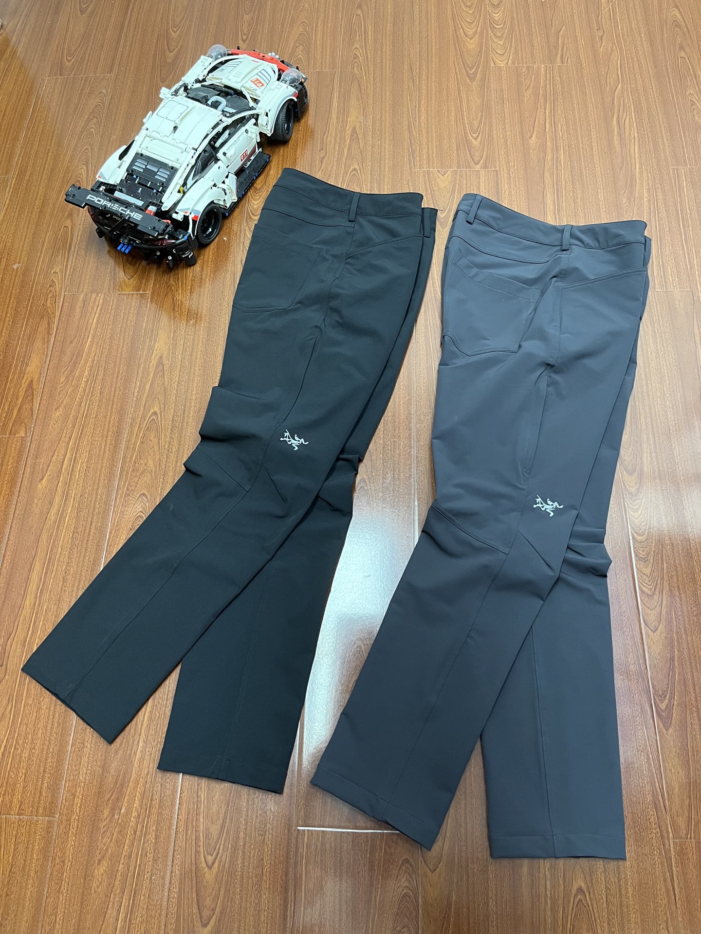 P170     顶尖现货   始祖鸟家秋冬新款长裤🔥爆上新
完美复刻 立体裁剪版型
刺绣logo 合金开模纽扣
原版定制定染面料   对色定染织带 
专业户外面料88锦纶 12氨纶
面料防水透气 防刮耐磨
腰头 裤脚原身布反口无缝贴胶
无缝压胶拉链侧袋
上身版型超正点 兼顾户外通勤日常运动
黑色   深灰
M-2XL码   130-200斤
M：裤长101腰围80臀围102
L：裤长102腰围84臀围106
XL：裤长103腰围88臀围110
XXL：裤长104腰围92臀围114