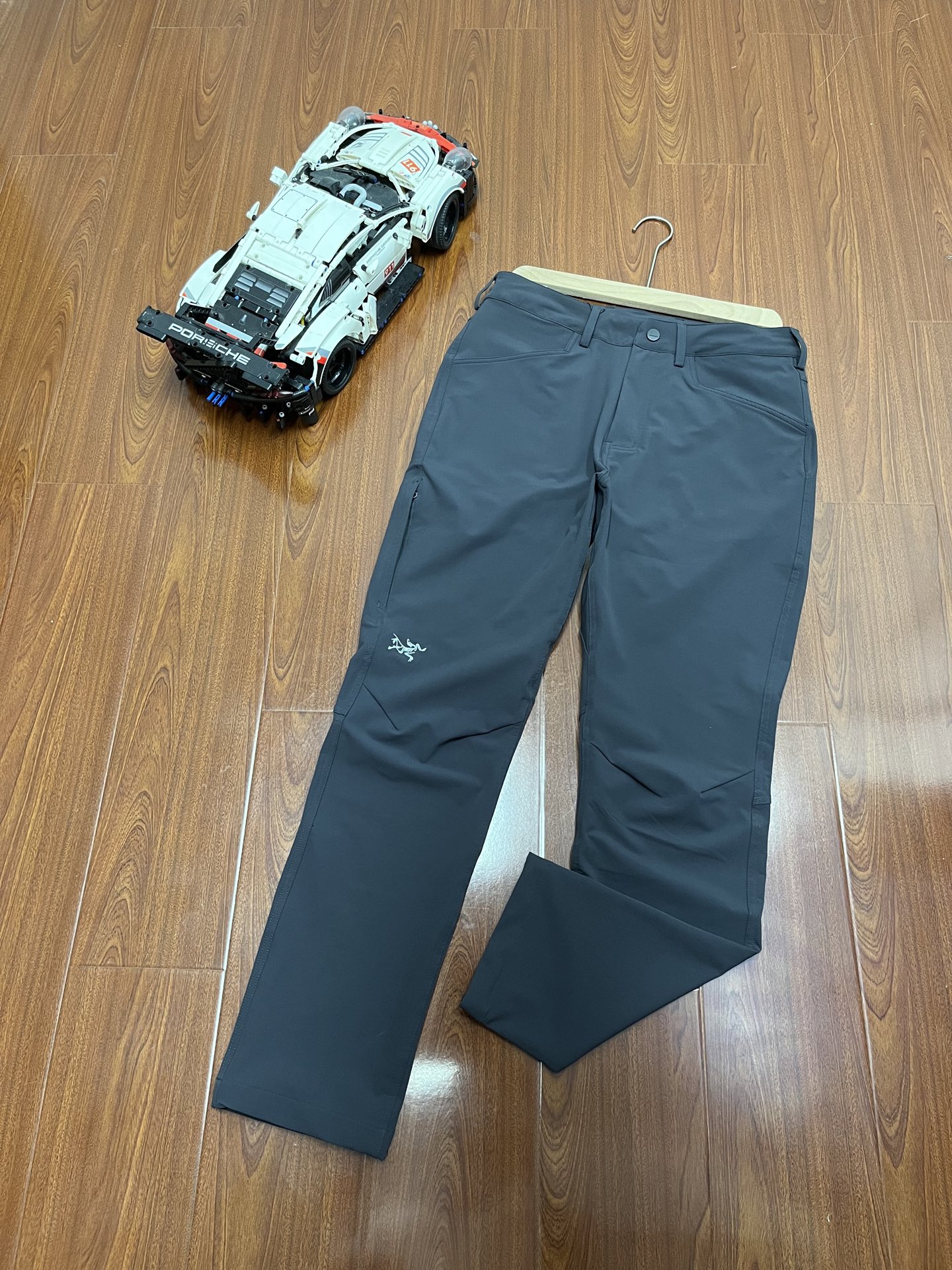 P170     顶尖现货   始祖鸟家秋冬新款长裤🔥爆上新
完美复刻 立体裁剪版型
刺绣logo 合金开模纽扣
原版定制定染面料   对色定染织带 
专业户外面料88锦纶 12氨纶
面料防水透气 防刮耐磨
腰头 裤脚原身布反口无缝贴胶
无缝压胶拉链侧袋
上身版型超正点 兼顾户外通勤日常运动
黑色   深灰
M-2XL码   130-200斤
M：裤长101腰围80臀围102
L：裤长102腰围84臀围106
XL：裤长103腰围88臀围110
XXL：裤长104腰围92臀围114