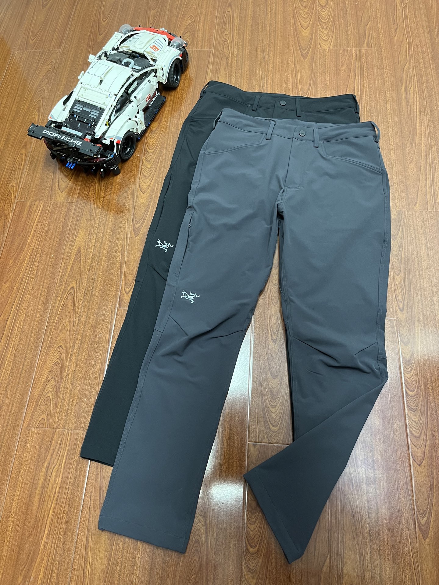 P170     顶尖现货   始祖鸟家秋冬新款长裤🔥爆上新
完美复刻 立体裁剪版型
刺绣logo 合金开模纽扣
原版定制定染面料   对色定染织带 
专业户外面料88锦纶 12氨纶
面料防水透气 防刮耐磨
腰头 裤脚原身布反口无缝贴胶
无缝压胶拉链侧袋
上身版型超正点 兼顾户外通勤日常运动
黑色   深灰
M-2XL码   130-200斤
M：裤长101腰围80臀围102
L：裤长102腰围84臀围106
XL：裤长103腰围88臀围110
XXL：裤长104腰围92臀围114