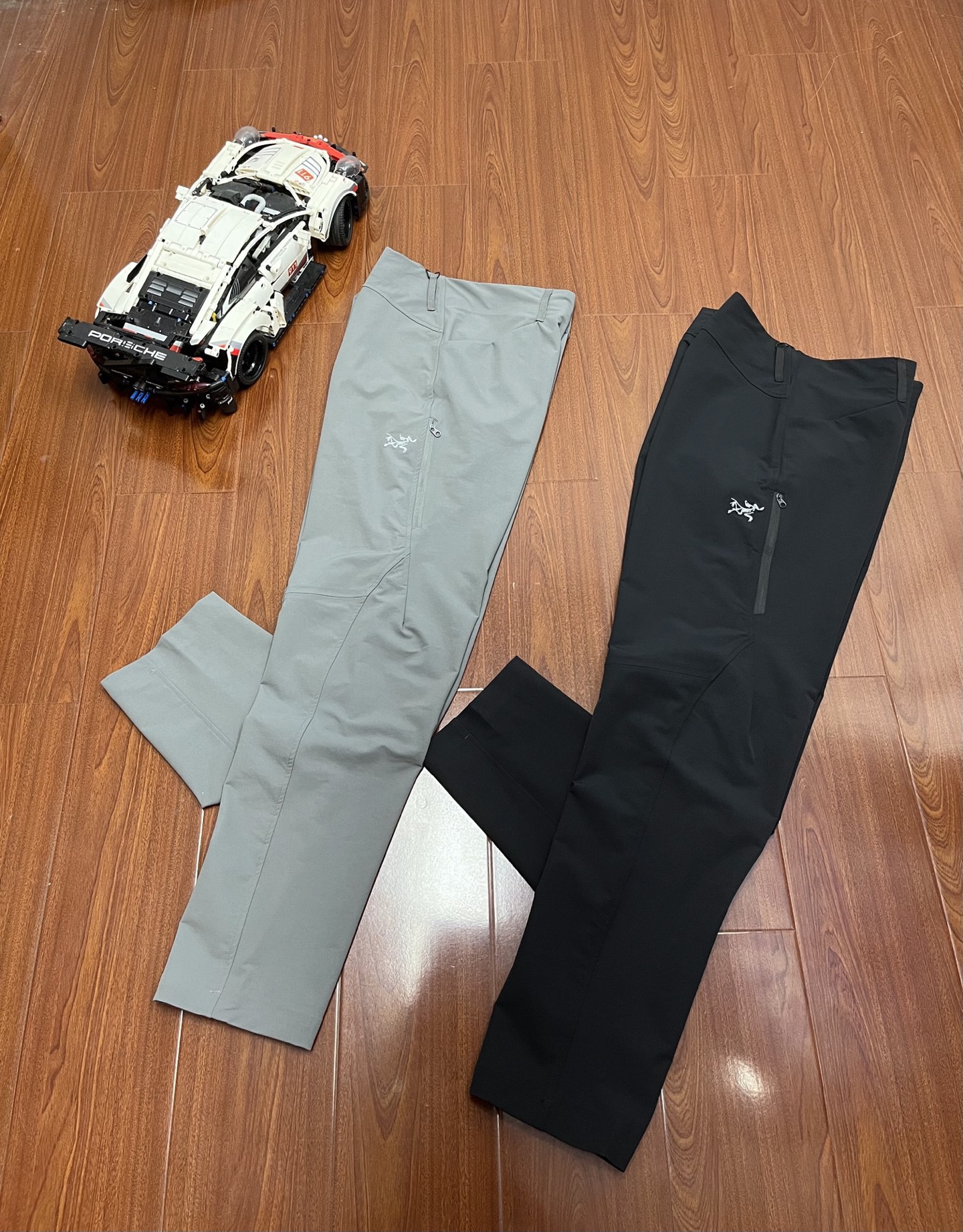 P170     顶尖现货   始祖鸟家秋冬新款长裤🔥爆上新
完美复刻 立体裁剪版型
刺绣logo 合金开模纽扣
原版定制定染面料   对色定染织带 
专业户外面料88锦纶 12氨纶
面料防水透气 防刮耐磨
腰头 裤脚原身布反口无缝贴胶
无缝压胶拉链侧袋
上身版型超正点 兼顾户外通勤日常运动
黑色 空间灰
M-2XL码   130-200斤
M：裤长101腰围80臀围102
L：裤长102腰围84臀围106
XL：裤长103腰围88臀围110
XXL：裤长104腰围92臀围114