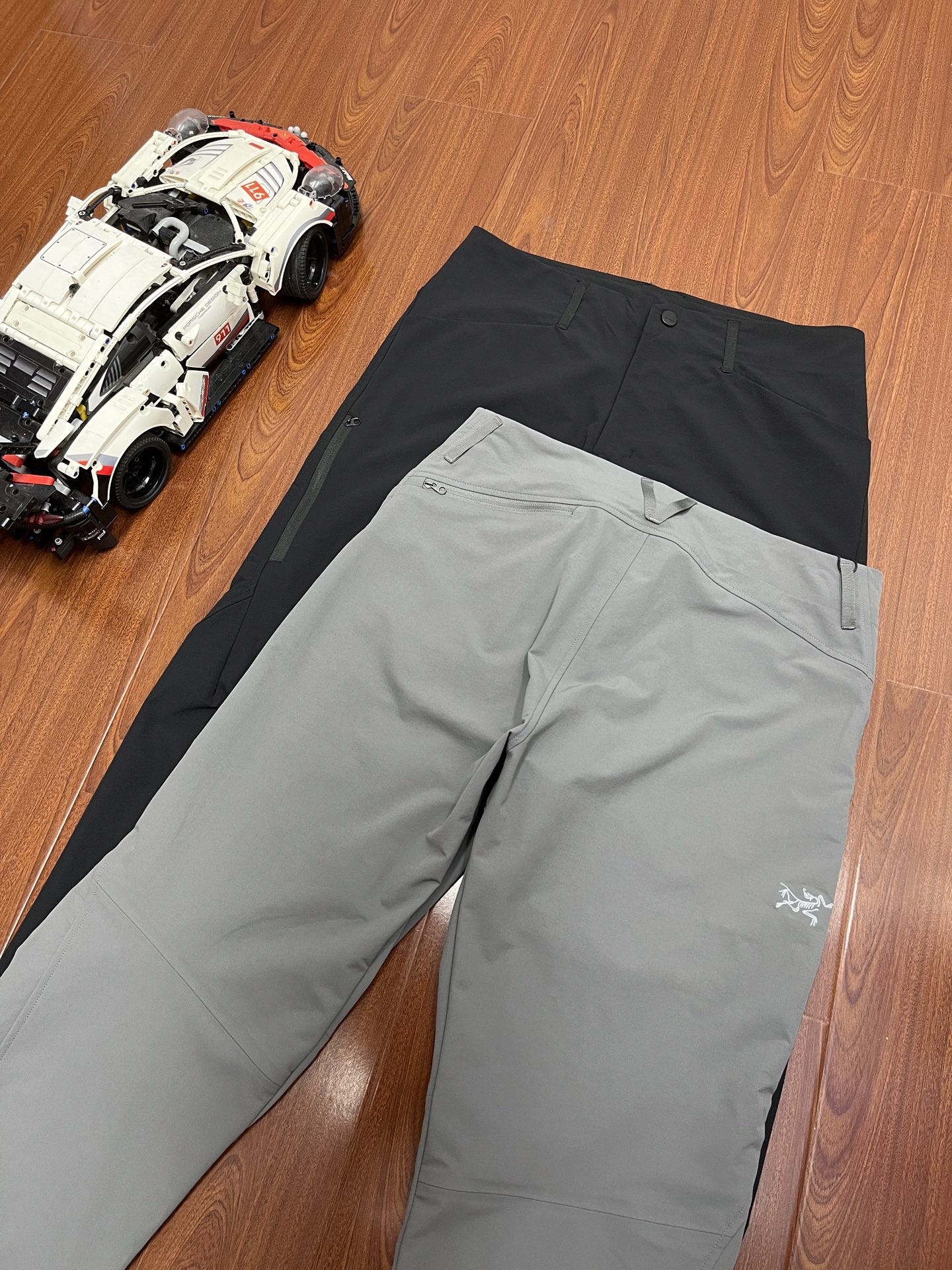 P170     顶尖现货   始祖鸟家秋冬新款长裤🔥爆上新
完美复刻 立体裁剪版型
刺绣logo 合金开模纽扣
原版定制定染面料   对色定染织带 
专业户外面料88锦纶 12氨纶
面料防水透气 防刮耐磨
腰头 裤脚原身布反口无缝贴胶
无缝压胶拉链侧袋
上身版型超正点 兼顾户外通勤日常运动
黑色 空间灰
M-2XL码   130-200斤
M：裤长101腰围80臀围102
L：裤长102腰围84臀围106
XL：裤长103腰围88臀围110
XXL：裤长104腰围92臀围114