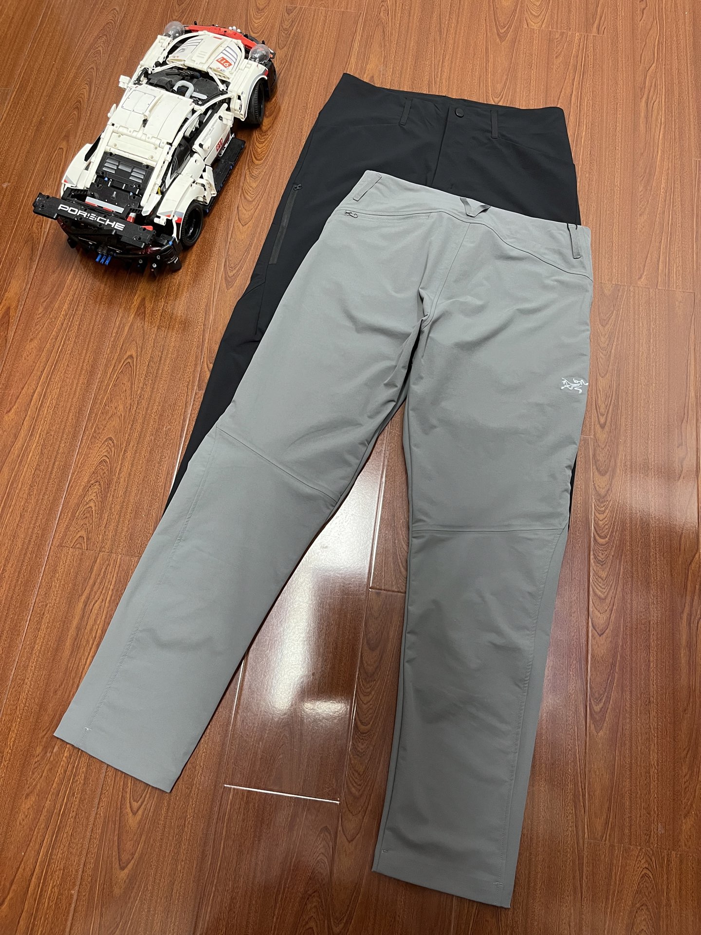 P170     顶尖现货   始祖鸟家秋冬新款长裤🔥爆上新
完美复刻 立体裁剪版型
刺绣logo 合金开模纽扣
原版定制定染面料   对色定染织带 
专业户外面料88锦纶 12氨纶
面料防水透气 防刮耐磨
腰头 裤脚原身布反口无缝贴胶
无缝压胶拉链侧袋
上身版型超正点 兼顾户外通勤日常运动
黑色 空间灰
M-2XL码   130-200斤
M：裤长101腰围80臀围102
L：裤长102腰围84臀围106
XL：裤长103腰围88臀围110
XXL：裤长104腰围92臀围114