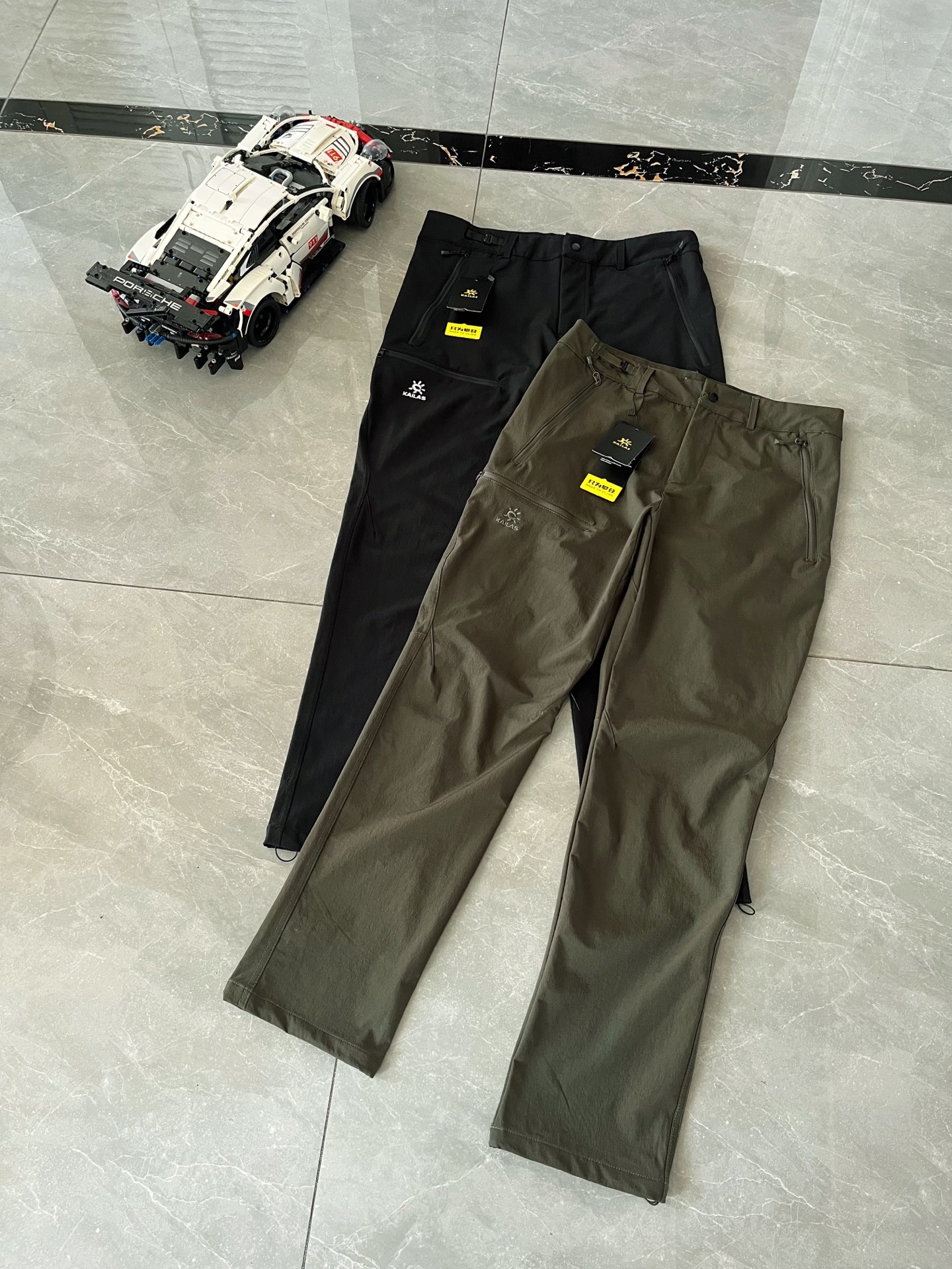 P150 顶尖现货 凯乐石KAILAS T10-X系列运动户外CORDURA耐磨防风专业登山徒步软壳休闲裤
面料 : 采用CORDURA尼龙66材料,易磨损的膝盖和臀部等部位使用高密度CORDURA加强面料,其余区域则用更亲肤的CORDURA面料,既提升了耐用性,又保证了穿着的舒适感。
版型剪裁:运用专业立体剪裁设计,尤其是立体膝位和臀位设计,能减少运动时的束缚感,让穿着者在攀岩、高抬腿等大幅度动作中也能活动自如。
细节设计:腰头有按扣,方便穿脱,腰侧调节扣可快速调节松紧;设有大容量拉链口袋,安全且方便存取物品;膝盖防鼓包设计,裆部采用钻石立档;脚口有防风抽绳和内置靴带钩,可防止风沙、蚊虫入侵。
透气设计:部分款式在膝窝处设有透气冲孔,有助于散发运动产生的热量和汗水,避免闷热不适。
耐磨性能:CORDURA面料本身就具有高耐磨性,加上膝盖和臀部等部位的加强处理,使得裤子能够经受住长时间徒步、摩擦以及通过荆棘、乱石等复杂路段的考验。
防风防泼水:具备良好的防风性能,能有效阻挡寒风侵入;同时具有一定的防泼水功能,遇到小雨等轻微降水情况时,可短时间内防止水分渗入,保持裤子内部干燥。
颜色 : 玄青黑 松尾绿
尺码 : M - 3XL
M腰围76臀围96裤长100
L腰围80臀围100裤长102
XL腰围84臀围104裤长104
2XL腰围88臀围108裤长106
3XL腰围92臀围112裤长108