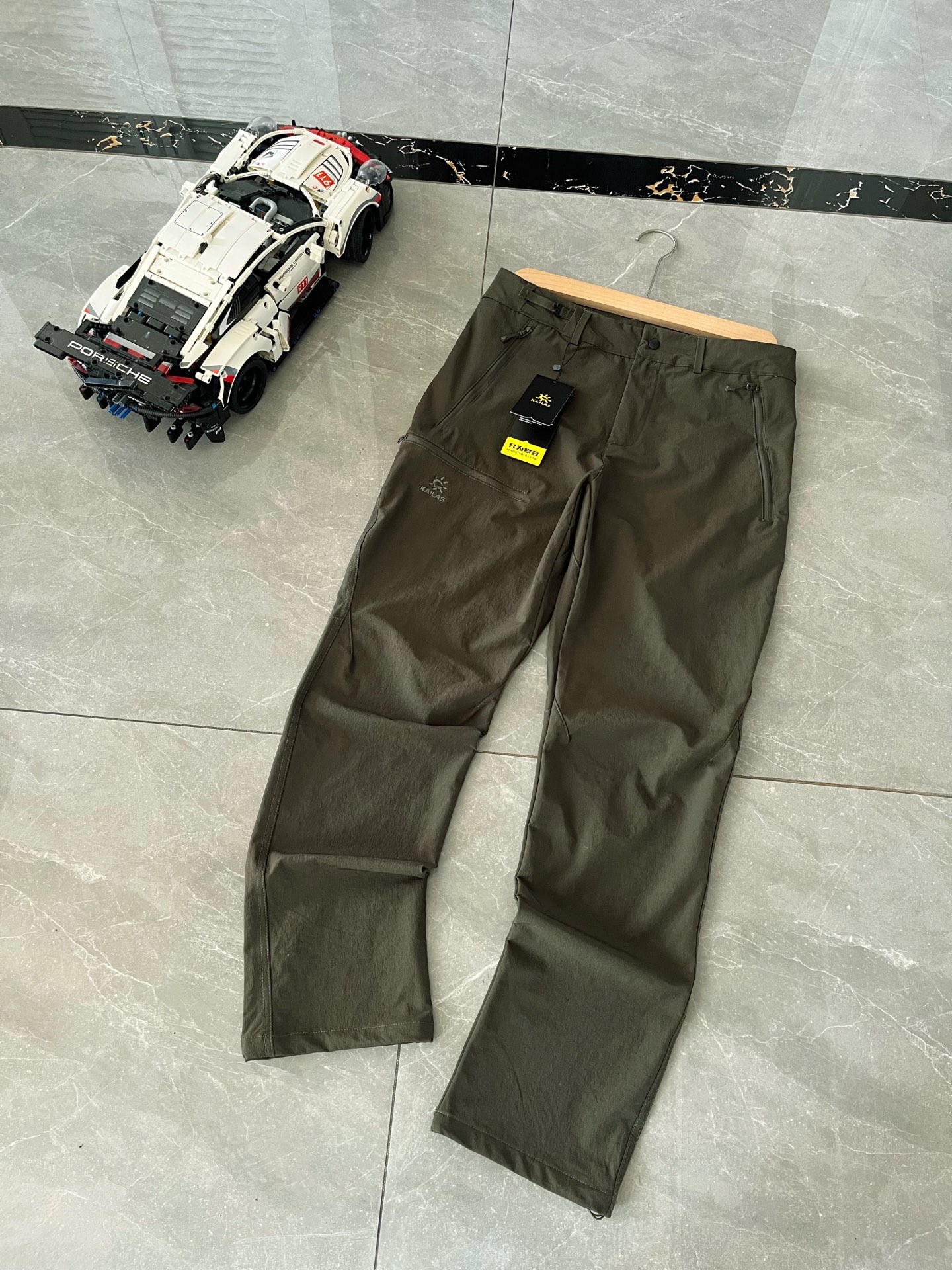 P150 顶尖现货 凯乐石KAILAS T10-X系列运动户外CORDURA耐磨防风专业登山徒步软壳休闲裤
面料 : 采用CORDURA尼龙66材料,易磨损的膝盖和臀部等部位使用高密度CORDURA加强面料,其余区域则用更亲肤的CORDURA面料,既提升了耐用性,又保证了穿着的舒适感。
版型剪裁:运用专业立体剪裁设计,尤其是立体膝位和臀位设计,能减少运动时的束缚感,让穿着者在攀岩、高抬腿等大幅度动作中也能活动自如。
细节设计:腰头有按扣,方便穿脱,腰侧调节扣可快速调节松紧;设有大容量拉链口袋,安全且方便存取物品;膝盖防鼓包设计,裆部采用钻石立档;脚口有防风抽绳和内置靴带钩,可防止风沙、蚊虫入侵。
透气设计:部分款式在膝窝处设有透气冲孔,有助于散发运动产生的热量和汗水,避免闷热不适。
耐磨性能:CORDURA面料本身就具有高耐磨性,加上膝盖和臀部等部位的加强处理,使得裤子能够经受住长时间徒步、摩擦以及通过荆棘、乱石等复杂路段的考验。
防风防泼水:具备良好的防风性能,能有效阻挡寒风侵入;同时具有一定的防泼水功能,遇到小雨等轻微降水情况时,可短时间内防止水分渗入,保持裤子内部干燥。
颜色 : 玄青黑 松尾绿
尺码 : M - 3XL
M腰围76臀围96裤长100
L腰围80臀围100裤长102
XL腰围84臀围104裤长104
2XL腰围88臀围108裤长106
3XL腰围92臀围112裤长108