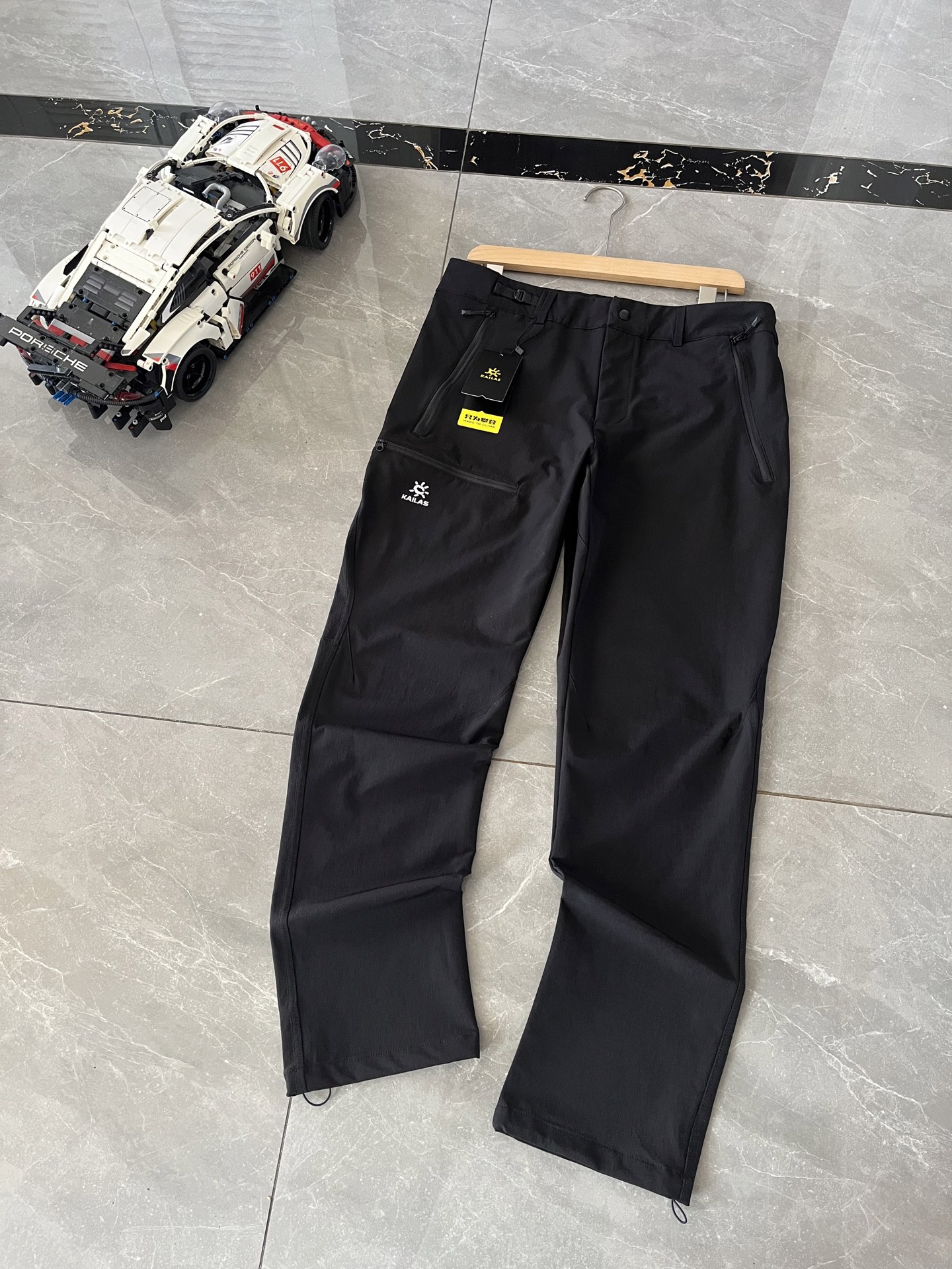 P150 顶尖现货 凯乐石KAILAS T10-X系列运动户外CORDURA耐磨防风专业登山徒步软壳休闲裤
面料 : 采用CORDURA尼龙66材料,易磨损的膝盖和臀部等部位使用高密度CORDURA加强面料,其余区域则用更亲肤的CORDURA面料,既提升了耐用性,又保证了穿着的舒适感。
版型剪裁:运用专业立体剪裁设计,尤其是立体膝位和臀位设计,能减少运动时的束缚感,让穿着者在攀岩、高抬腿等大幅度动作中也能活动自如。
细节设计:腰头有按扣,方便穿脱,腰侧调节扣可快速调节松紧;设有大容量拉链口袋,安全且方便存取物品;膝盖防鼓包设计,裆部采用钻石立档;脚口有防风抽绳和内置靴带钩,可防止风沙、蚊虫入侵。
透气设计:部分款式在膝窝处设有透气冲孔,有助于散发运动产生的热量和汗水,避免闷热不适。
耐磨性能:CORDURA面料本身就具有高耐磨性,加上膝盖和臀部等部位的加强处理,使得裤子能够经受住长时间徒步、摩擦以及通过荆棘、乱石等复杂路段的考验。
防风防泼水:具备良好的防风性能,能有效阻挡寒风侵入;同时具有一定的防泼水功能,遇到小雨等轻微降水情况时,可短时间内防止水分渗入,保持裤子内部干燥。
颜色 : 玄青黑 松尾绿
尺码 : M - 3XL
M腰围76臀围96裤长100
L腰围80臀围100裤长102
XL腰围84臀围104裤长104
2XL腰围88臀围108裤长106
3XL腰围92臀围112裤长108