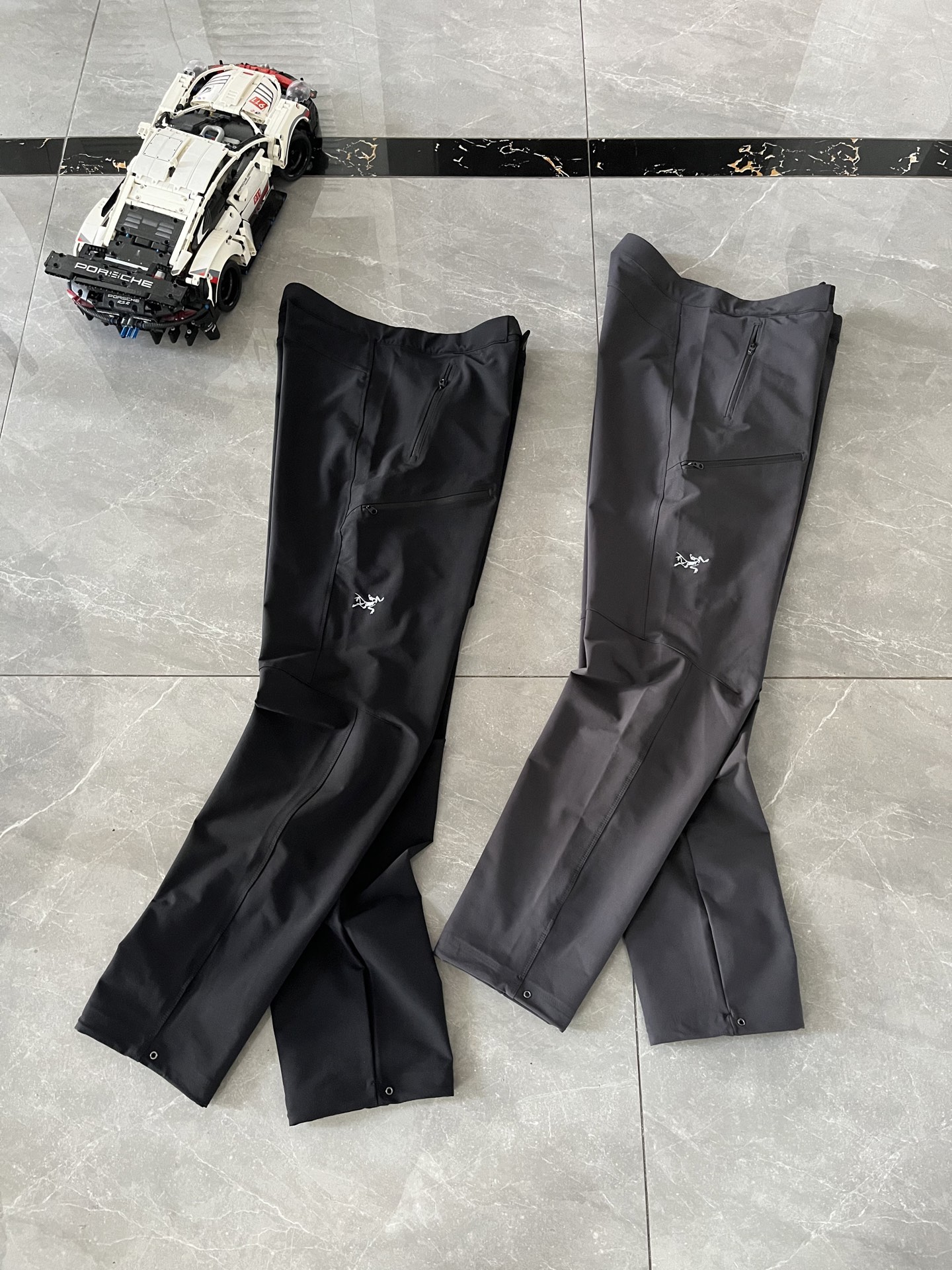 顶尖现货 2025年新款男士休闲裤工装裤配腰带款ARC'TERYX始祖鸟 两色鸟家25新款顶级纯色软壳直筒休闲裤 长裤 徒步系列,采用高密度登山布面料!非常结实具备良好的透气性和运动自由度. 优良的户外登山四面弹,耐磨防泼水的功能! 军工级立体剪裁,自由活动不受拘束!简洁的造型非常大气!这款裤子的特点是/轻便/高弹力/防泼水/吸湿/排汗/弹力腰! 非常百搭,日常上班 户外运动都可以穿着此款经过鸟家多位著名设计师设计,是时尚休闲与户外运动的完美结合,所以无论您平时穿或者户外穿都是您的最佳选择.裁剪采用立体三维裁剪 使每个部位都更加的合体舒适 膝盖部分做了立体裁剪处理更加适合运动 经典万针刺绣鸟标 厚实大气 采用TerraTex进口四面弹面料、柔软舒适,此面料具有优异的耐用性、透气性和吸湿排汗性能,防泼水,非常方便.立体剪裁结构,胯部三角接片设计,符合人体工程学,运动不受限制 2个加大斜插口袋,放置物品更安全代工厂出货在工艺上的能力,的确是杠杠滴 抗静电,抗起球,挺括有型,透气性能好! 多的不讲,你光看图就明白,这件很DIAO的,稀缺货 颜色 : 黑色 灰色 裤长101臀围104腰围80建议110-130斤 L裤长102臀围108腰围84建议130-150斤 XL裤长103臀围112腰围88建议150-170斤 XXL裤长104臀围116腰围92建议170-190斤