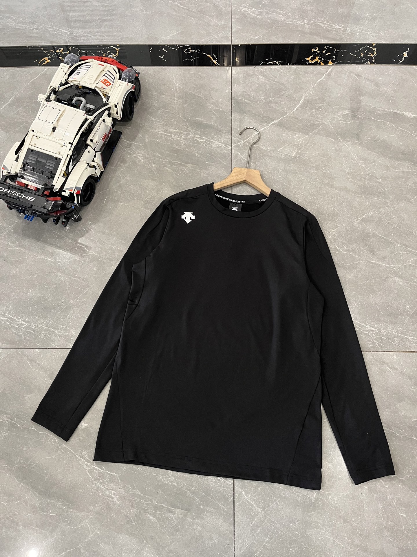 P85 顶尖现货 25秋冬季迪桑特训练服薄款打底衫代购好货,DESCENTE迪桑特综训训练系列运动男士长袖针织衫内搭秋冬新款 此款采用高端锦纶➕氨纶面料 内里抓毛工艺 透气 保暖 上身特别舒服、 外穿 打底 运动 多场景穿搭 达人必备!
迪桑特的面料大家应该都清楚,全部定制客供,不是一般面料能够比拟的。前期上的很多迪桑特的东西,都非常受大家的欢迎,本期这款长袖加绒T,绝对也是给大家一个福利!
高弹力尼龙客供面料,手感质感乃至上身体验感都绝佳。速干紧身,高弹力面料上身非常有型。健身,休闲,运动穿着绝对是你不二的选择!
颜色:黑色
尺码:M--3XL
M胸围100肩袖79衣长65
L胸围105肩袖81衣长67
XL胸围110肩袖83衣长69
XXL胸围115肩袖85衣长71
3XL胸围120肩袖87衣长73