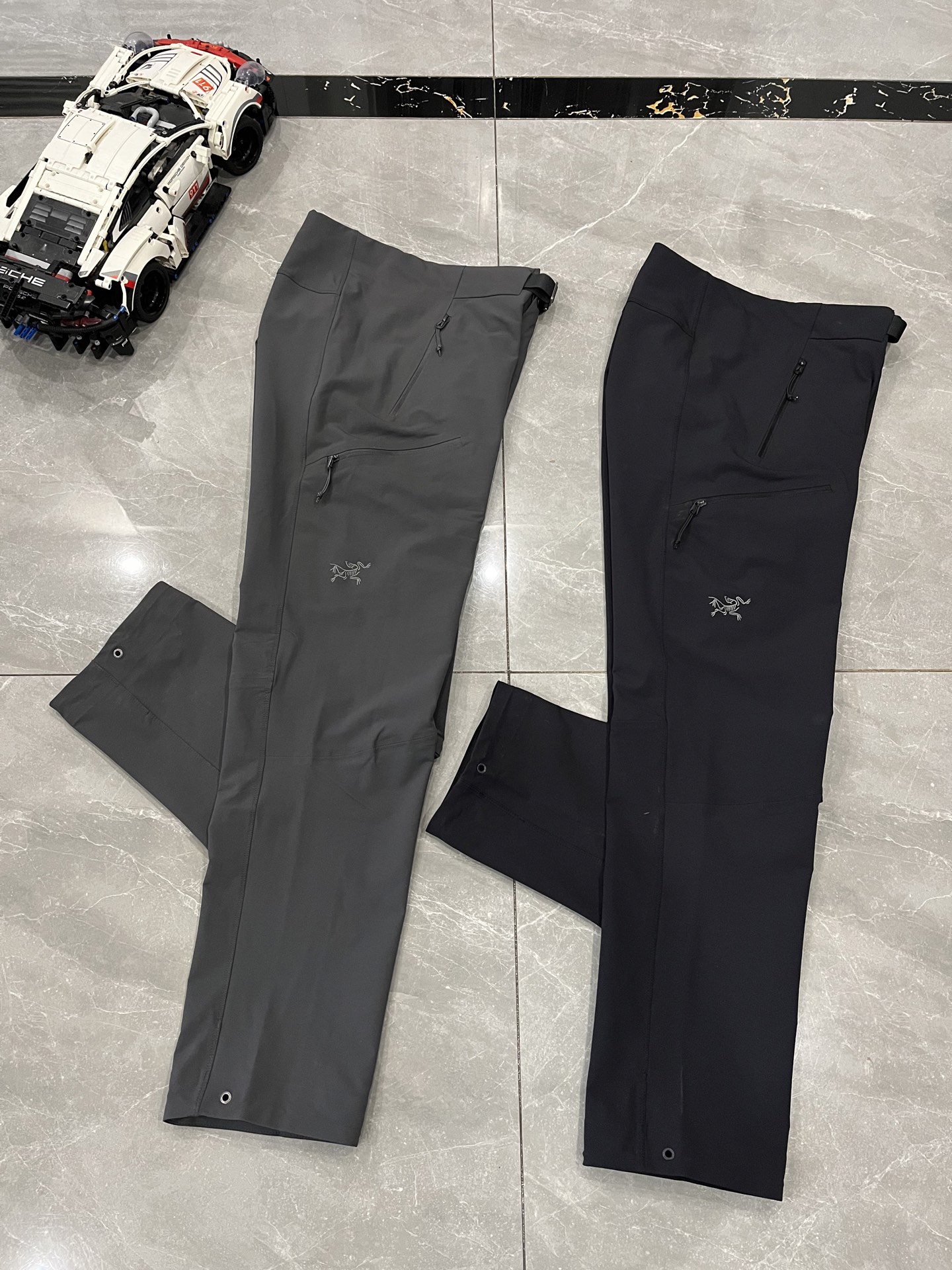 顶尖现货 2026年新款男士休闲裤工装裤配腰带款ARC'TERYX始祖鸟 两色鸟家新款顶级纯色软壳直筒休闲裤 长裤 徒步系列,采用高密度登山布面料!非常结实具备良好的透气性和运动自由度. 优良的户外登山四面弹,耐磨防泼水的功能! 军工级立体剪裁,自由活动不受拘束!简洁的造型非常大气!这款裤子的特点是/轻便/高弹力/防泼水/吸湿/排汗/弹力腰! 非常百搭,日常上班 户外运动都可以穿着此款经过鸟家多位著名设计师设计,是时尚休闲与户外运动的完美结合,所以无论您平时穿或者户外穿都是您的最佳选择.裁剪采用立体三维裁剪 使每个部位都更加的合体舒适 膝盖部分做了立体裁剪处理更加适合运动 经典万针刺绣鸟标 厚实大气 采用TerraTex进口四面弹面料、柔软舒适,此面料具有优异的耐用性、透气性和吸湿排汗性能,防泼水,非常方便.立体剪裁结构,胯部三角接片设计,符合人体工程学,运动不受限制 2个加大斜插口袋,放置物品更安全代工厂出货在工艺上的能力,的确是杠杠滴 抗静电,抗起球,挺括有型,透气性能好! 多的不讲,你光看图就明白,这件很DIAO的,稀缺货 颜色 : 黑色 灰色 裤长101臀围96腰围82建议120-140斤 XL裤长103臀围100腰围86建议140-160斤 XXL裤长105臀围104腰围90建议160-180斤 3XL裤子107臀围108腰围94建议180-200斤