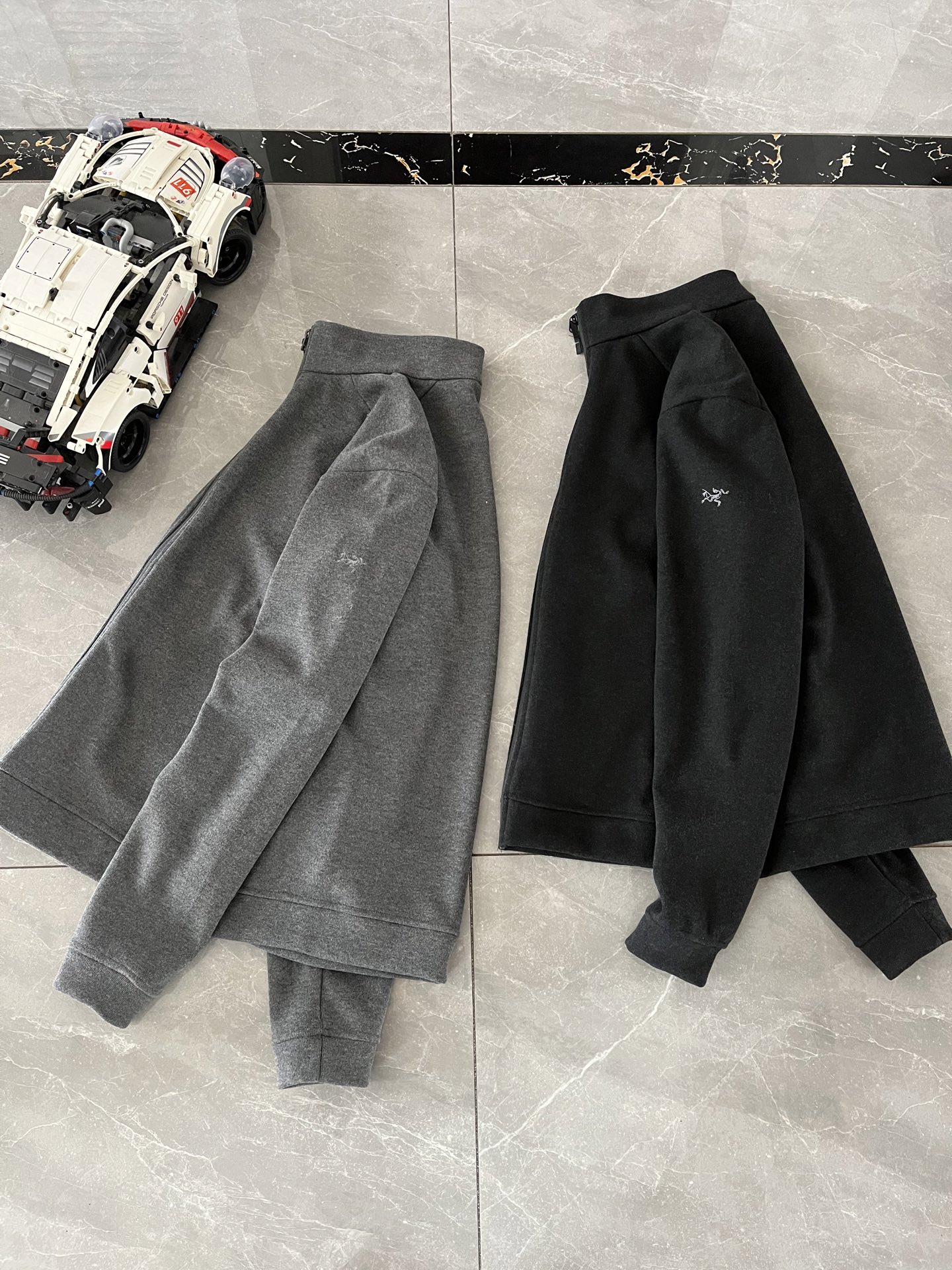 顶尖现货 ARC'TERYX始祖鸟Covert LT Cardigan立领拉链男款抓绒衫外套 Covert Lt看似是针织的,其实它是抓绒材质,既可以春秋天单穿,也可以寒冷冬季作为保暖的中间层.时尚休闲或者商务风格都适合 螺纹的针织密度很棒,不挑身材不挑年纪,柔软的双面针织AlpenexTM薄抓绒混色面料外观似羊毛,标准剪裁,设计时尚,可轻松融入城市环境.拼接剪裁更加活动自如,拉链式插手口袋. 颜色 :黑灰色 、空间灰 衣长65胸围104肩宽46袖长63 M衣长67胸围108肩宽47袖长65 L衣长69胸围112肩宽49袖长67 XL衣长71胸围116肩宽51袖长71