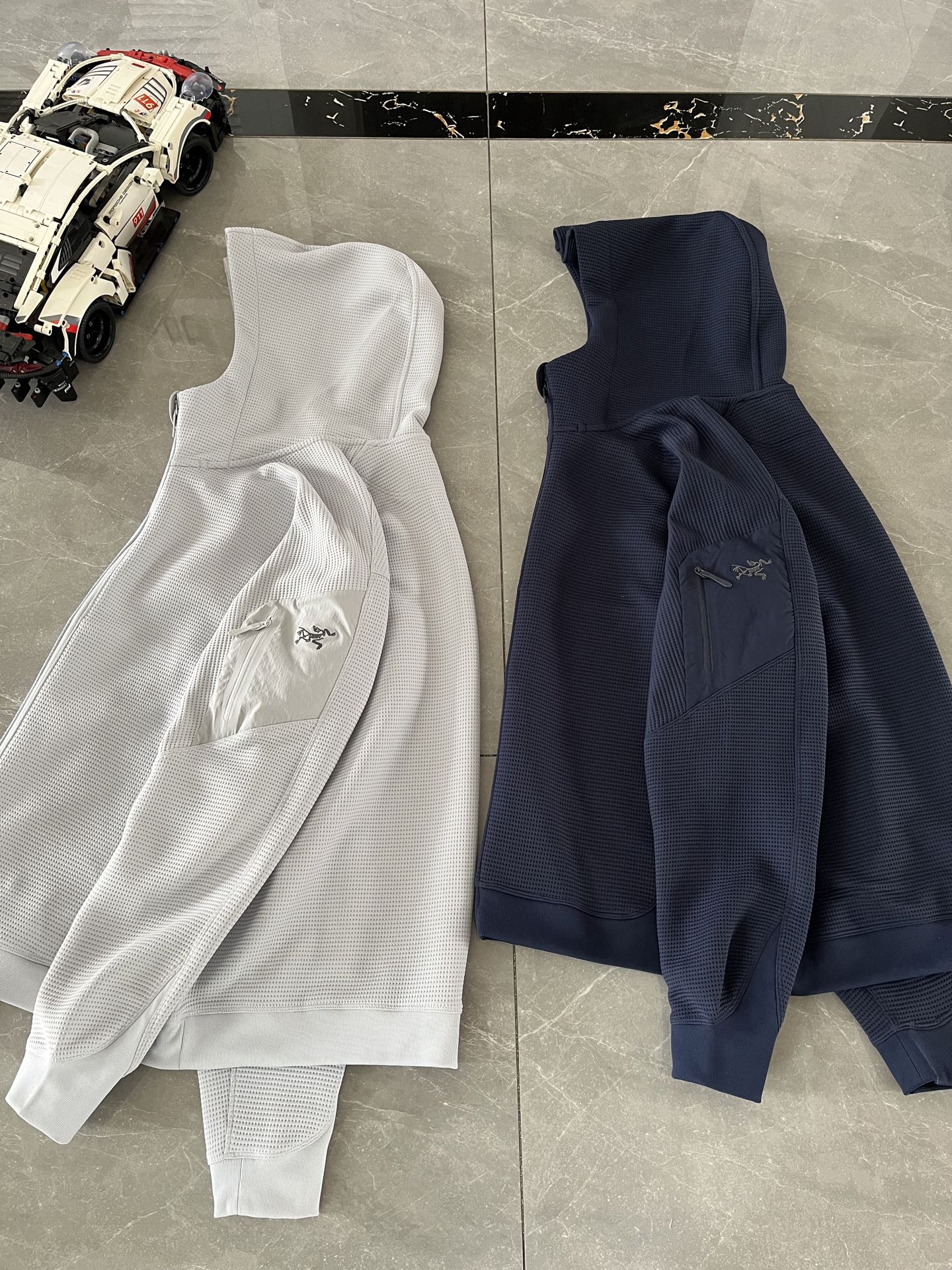 顶尖现货 Arcteryx始祖鸟 Olera 华夫格26FW刺绣logo防风透气保暖舒适简约夹克男款,这款始祖鸟Olera夹克采用独特的华夫格面料,融合防风透气科技与氨纶弹性纤维,兼顾户外防护与活动自由度.作为春秋季理想的保暖中间层,其触感细腻,正如户外爱好者们反馈的"材质柔软亲肤".既可以当外套穿又可以当卫衣,简约剪裁设计打破场景界限,无论是徒步远足还是日常通勤,都能轻松驾驭"工装裤或牛仔裤",配合刺绣Logo尽显低调格调. 颜色 :隐秘灰 蓝宝石 衣长69胸围114肩宽47推荐130斤内 M衣长71胸围118肩宽48推荐150斤内 L衣长73胸围122肩宽49推荐170斤内 XL衣长74胸围126肩宽50推荐190斤内