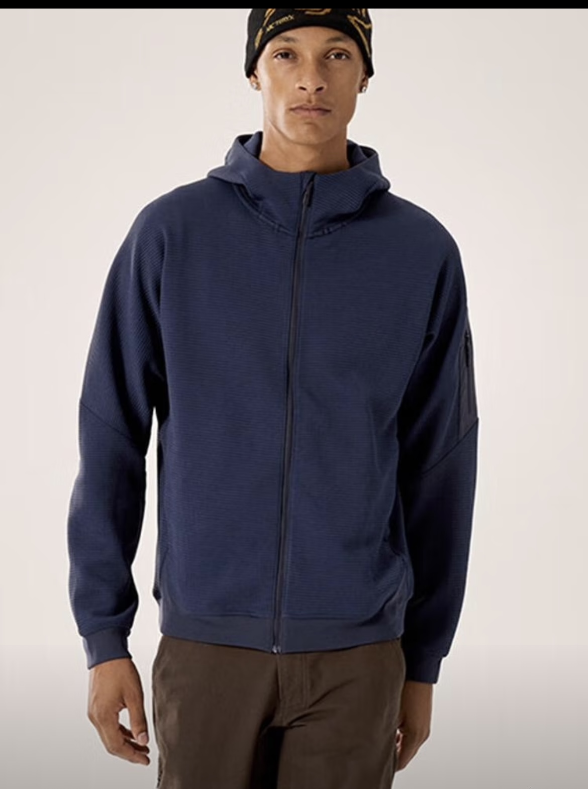 顶尖现货 Arcteryx始祖鸟 Olera 华夫格26FW刺绣logo防风透气保暖舒适简约夹克男款,这款始祖鸟Olera夹克采用独特的华夫格面料,融合防风透气科技与氨纶弹性纤维,兼顾户外防护与活动自由度.作为春秋季理想的保暖中间层,其触感细腻,正如户外爱好者们反馈的"材质柔软亲肤".既可以当外套穿又可以当卫衣,简约剪裁设计打破场景界限,无论是徒步远足还是日常通勤,都能轻松驾驭"工装裤或牛仔裤",配合刺绣Logo尽显低调格调. 颜色 :隐秘灰 蓝宝石 衣长69胸围114肩宽47推荐130斤内 M衣长71胸围118肩宽48推荐150斤内 L衣长73胸围122肩宽49推荐170斤内 XL衣长74胸围126肩宽50推荐190斤内