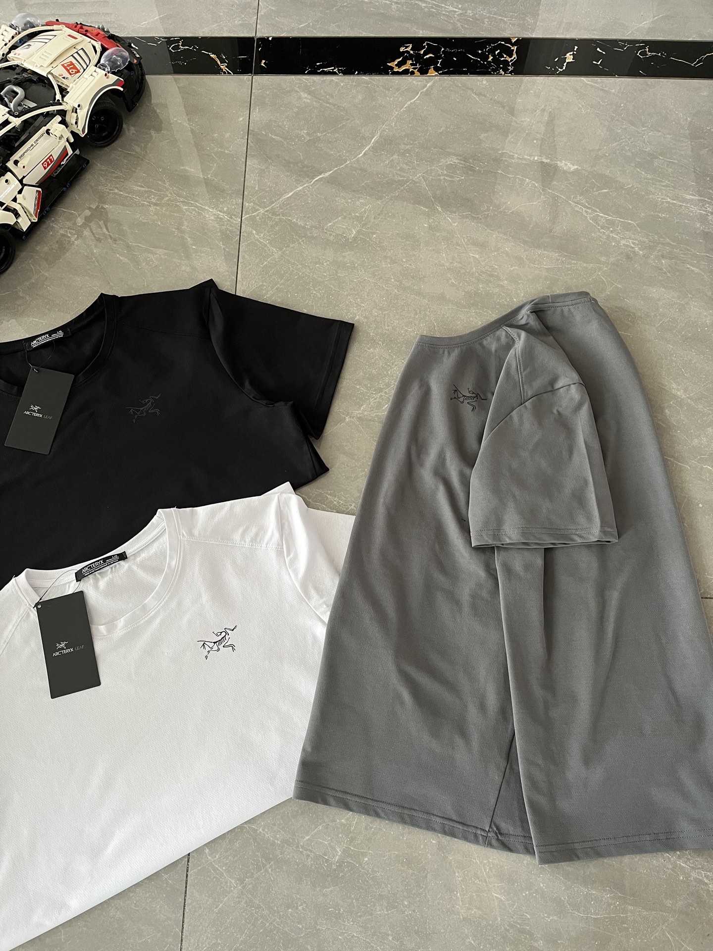 顶尖现货 ARC'TERYX / 始祖鸟专柜同款两色背影杀夏季新款无敌新品圆领舒适纯棉舒适百搭短袖T恤 打底衫 实用百搭打底款式 夏季推荐 回归最简约的设计和配色 简简单单一件打底 可外穿 可叠穿!可以过完整个夏天!纯色T恤是每个男人衣柜里的必备单品! 面料百分百全网眼棉料 280克 有点婴儿棉的感觉,触感非常舒服 舒适稳定不会变形!放心下单! 颜色:白色 黑色 灰色 尺码表 M衣长69胸围49袖长22建议120斤左右 L衣长71胸围51袖长23建议140斤左右 XL衣长73胸围53袖长24建议160斤左右 XXL衣长75胸围55袖长25建议180斤左右. XXXL衣长76胸围57袖长26建议200斤左右