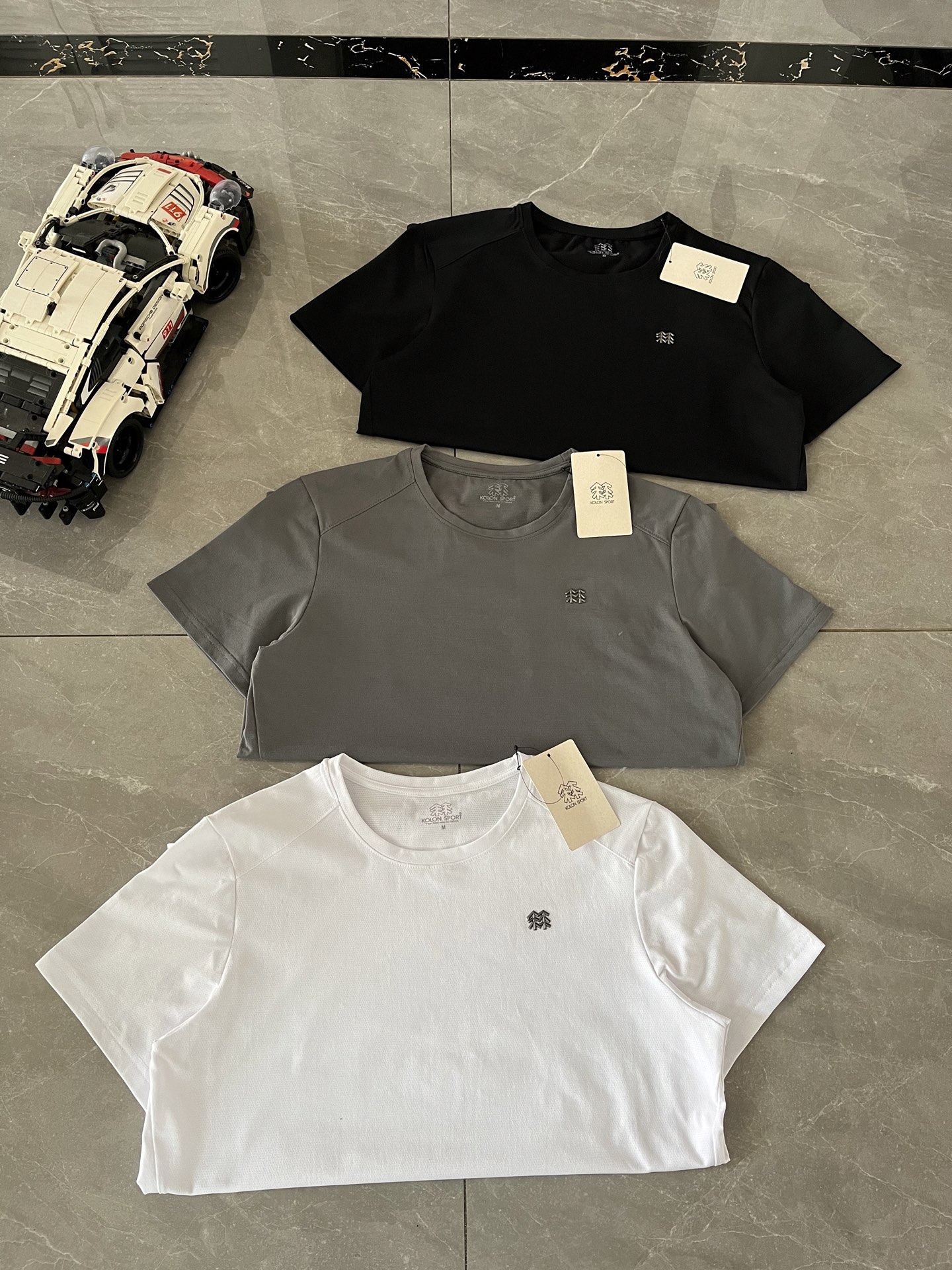 顶尖现货 KOLON SPORT/可隆专柜新款 男女同款SECO圆领短袖速干T恤 运动休闲户外吸湿t恤短袖,夏UPF70+防晒抗菌上衣.KL后字母圆领体恤这款T恤主打功能性与舒适性,简单休闲,体感极度轻盈舒适.精致3D立体压胶logo字母非常的具有立体感!等大家拿到手之后,可以细细观察,咱们衣服的走线精巧,非常的有质感!面料定织定染高弹速干,不掉色不变形,蓬松有质感. 围绕防晒,速干,吸湿,抗菌等主题功能,由染色厂经过;前处理,染色,功能性处理,功能性定型,等等复杂工艺,严检呈现.防止晒黑晒老晒红晒伤等紫外线问题.面料还加入特殊干爽纤维,高效吸湿速干,穿着清爽不粘腻.缝制也是精细,检品要求,包装细致,质量极佳.综合整衣特点强力推荐给喜爱户外,崇尚自我的户外人士,为日常通勤及郊外的轻户外活动加衣添彩.穿着场景:潮流搭配,都市探索,休闲健身,旅游出行等.亲身试穿体感不虚,值得拥有!衣服版型也是主打运动休闲,舒适修身!简单大气,大小适中鲜明又不张扬! 颜色:白色 黑色 灰白 尺码表 M衣长69胸围49袖长22建议120斤左右 L衣长71胸围51袖长23建议140斤左右 XL衣长73胸围53袖长24建议160斤左右 XXL衣长75胸围55袖长25建议180斤左右. XXXL衣长76胸围57袖长26建议200斤左右