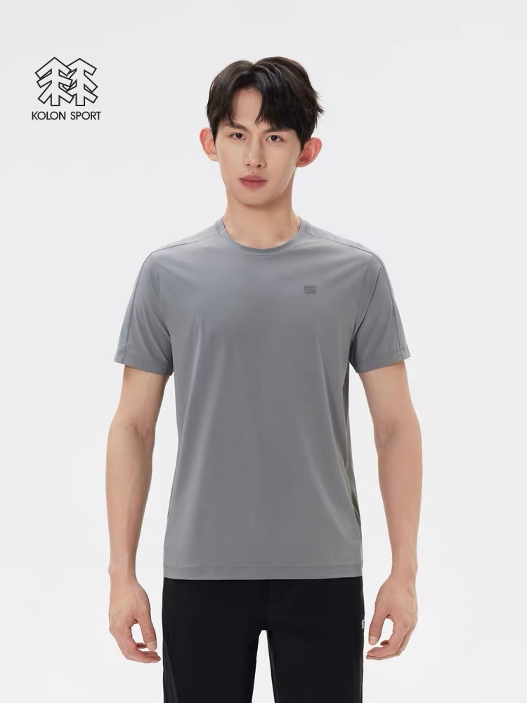 顶尖现货 KOLON SPORT/可隆专柜新款 男女同款SECO圆领短袖速干T恤 运动休闲户外吸湿t恤短袖,夏UPF70+防晒抗菌上衣.KL后字母圆领体恤这款T恤主打功能性与舒适性,简单休闲,体感极度轻盈舒适.精致3D立体压胶logo字母非常的具有立体感!等大家拿到手之后,可以细细观察,咱们衣服的走线精巧,非常的有质感!面料定织定染高弹速干,不掉色不变形,蓬松有质感. 围绕防晒,速干,吸湿,抗菌等主题功能,由染色厂经过;前处理,染色,功能性处理,功能性定型,等等复杂工艺,严检呈现.防止晒黑晒老晒红晒伤等紫外线问题.面料还加入特殊干爽纤维,高效吸湿速干,穿着清爽不粘腻.缝制也是精细,检品要求,包装细致,质量极佳.综合整衣特点强力推荐给喜爱户外,崇尚自我的户外人士,为日常通勤及郊外的轻户外活动加衣添彩.穿着场景:潮流搭配,都市探索,休闲健身,旅游出行等.亲身试穿体感不虚,值得拥有!衣服版型也是主打运动休闲,舒适修身!简单大气,大小适中鲜明又不张扬! 颜色:白色 黑色 灰白 尺码表 M衣长69胸围49袖长22建议120斤左右 L衣长71胸围51袖长23建议140斤左右 XL衣长73胸围53袖长24建议160斤左右 XXL衣长75胸围55袖长25建议180斤左右. XXXL衣长76胸围57袖长26建议200斤左右