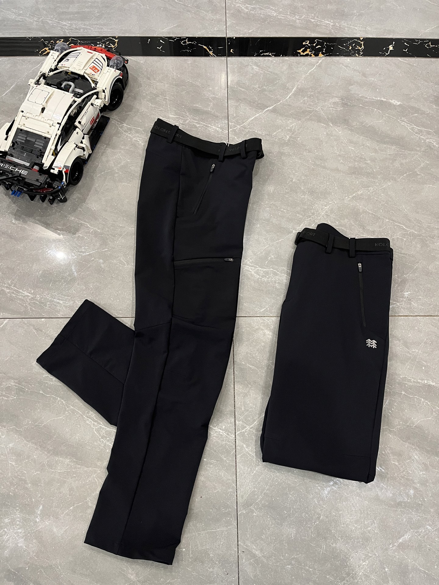 顶尖现货 可隆KOLON S PORT新品户外商务休闲软壳裤 是您的不二之选!这款裤子自带腰带卡扣和三条隐藏拉链,实现了既实用又时尚的设计.全身4D立体剪裁,更加符合人体工程学原理,让您在穿着时显得身材修长、显瘦,带来惊艳的整体效果.此款商务休闲软壳裤男女都适合穿,而且还可以作为情侣款来使用.裤子采用了高品质柔软细腻的梭织面料,全身都具有良好的微弹力,使您在各种商务活动、户外旅游、运动场合中都能展现出自信、舒适的姿态.磁吸腰带卡扣设计使您的腰部更轻松,而三条隐藏拉链则使您的衣物更加整洁,给人留下良好的印象.这种精致的细节处理使得整体效果更加出色,让您在众人中脱颖而出.此款软壳裤不仅适合商务人士、户外旅游爱好者等各类人群,还适合情侣们作为礼物相互赠送.无论是在大自然中征服一切险阻,还是尽情享受休闲时光,都能让您感受到整体爆棚的体感,给您带来愉悦的穿着体验. 颜色:黑色 裤长103臀围109腰围84建议110-130斤 XL裤长104臀围113腰围88建议130-150斤 XXL裤长105臀围117腰围92建议150-170斤 3XL裤长107臀围122腰围98建议170-190斤