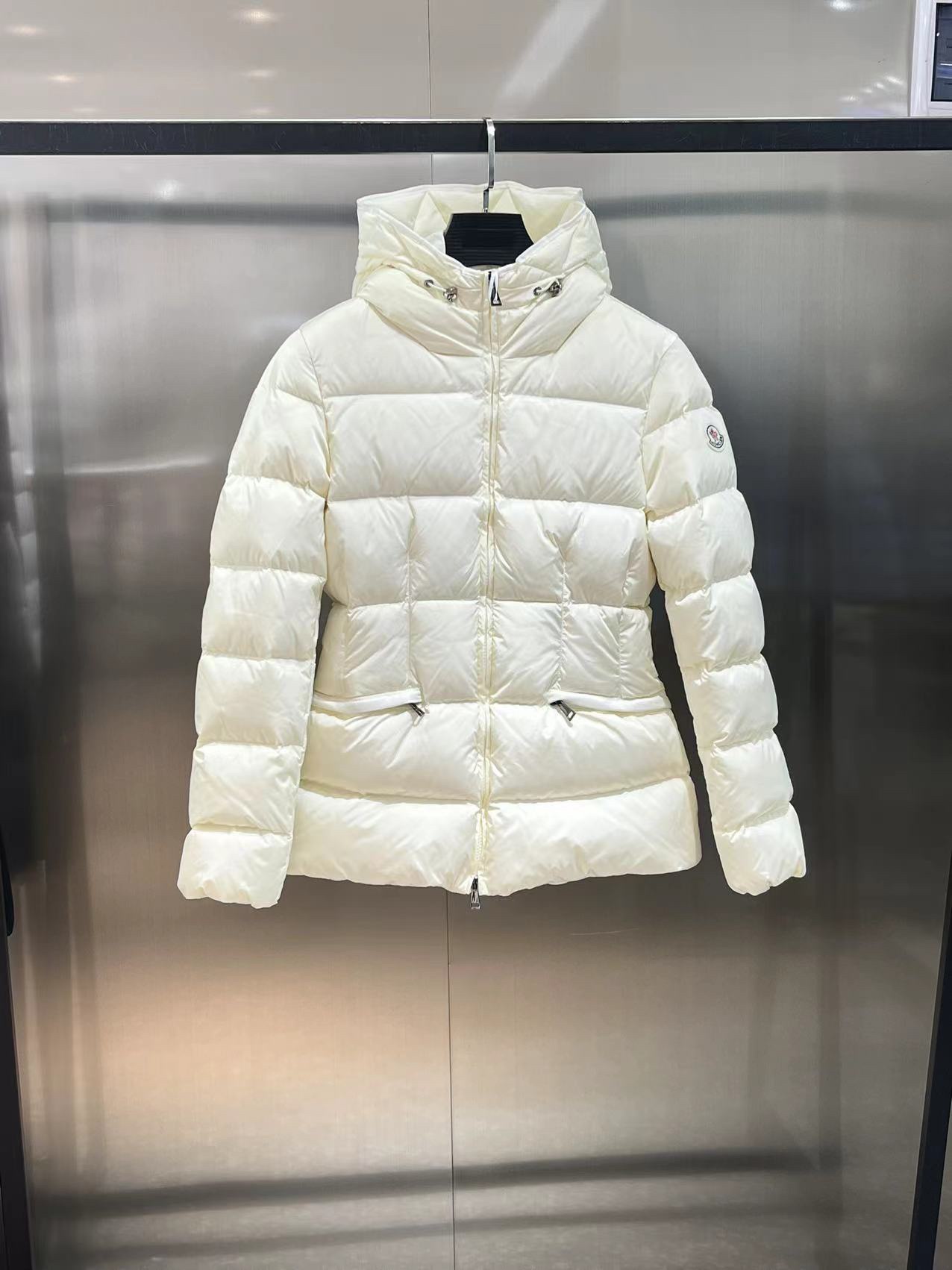 🆕❤️Moncler2023🆕Chaqueta de plumas de manga larga con capucha, cremallera y micro logo, tejido mate, corte corto ental…