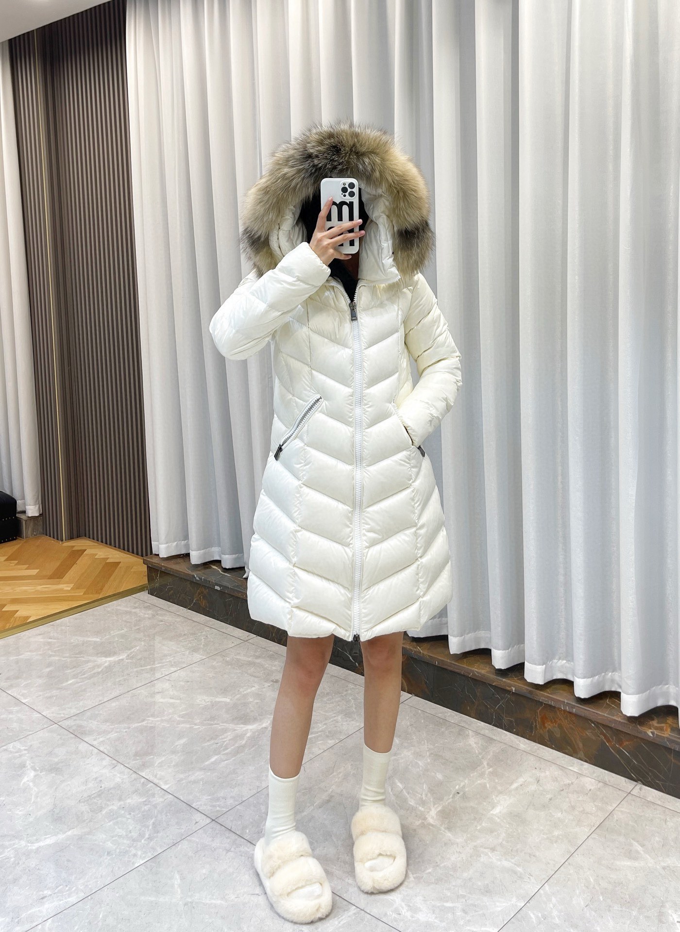 Guangzhou high-grade Moncler FULMARUS women's long hooded down jacket. Made of coated nylon with fishbone quilting, warm and stylish. Features frost fox fur hood trim. Filled with 90% down. Sizes 1-4, colors: black, white, black with black fur, yellow fox fur, gray fur collar.-Big cat