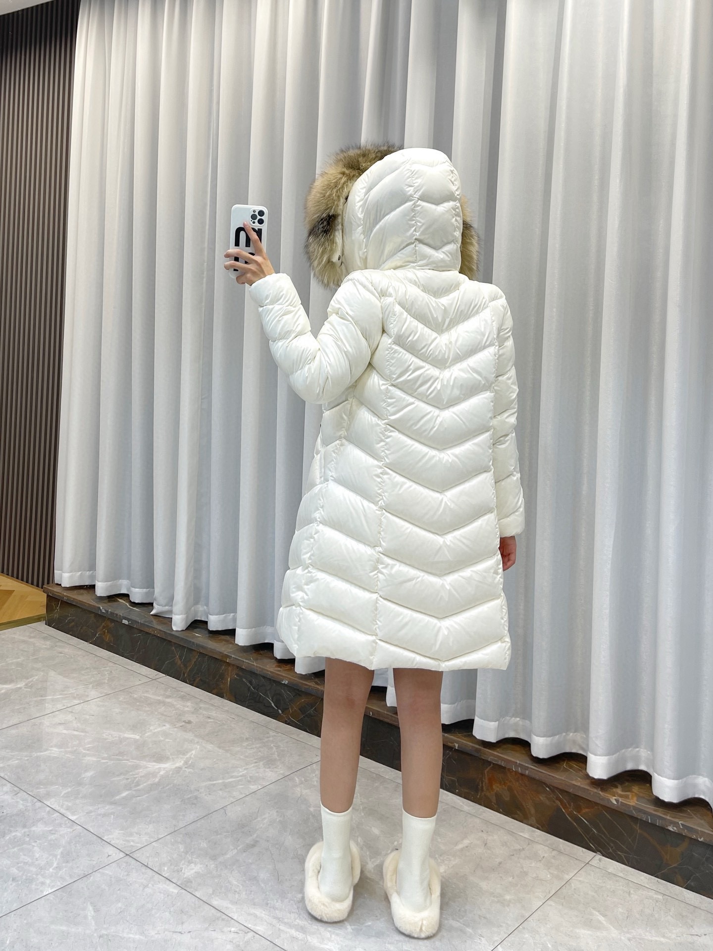 Guangzhou high-grade Moncler FULMARUS women's long hooded down jacket. Made of coated nylon with fishbone quilting, warm and stylish. Features frost fox fur hood trim. Filled with 90% down. Sizes 1-4, colors: black, white, black with black fur, yellow fox fur, gray fur collar.-Big cat
