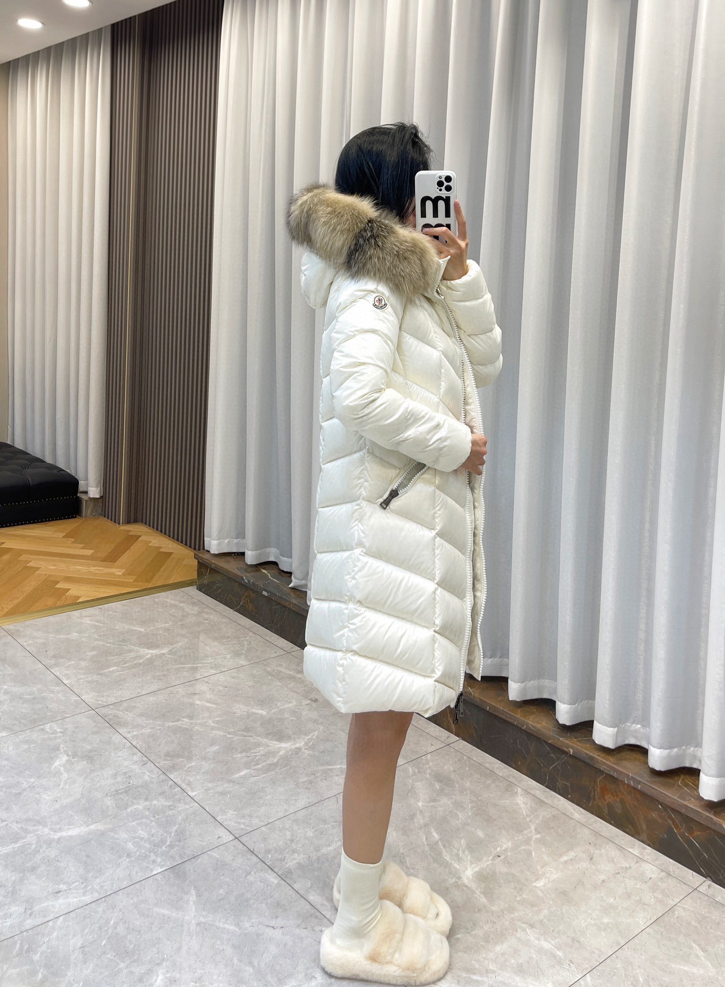 Guangzhou high-grade Moncler FULMARUS women's long hooded down jacket. Made of coated nylon with fishbone quilting, warm and stylish. Features frost fox fur hood trim. Filled with 90% down. Sizes 1-4, colors: black, white, black with black fur, yellow fox fur, gray fur collar.-Big cat