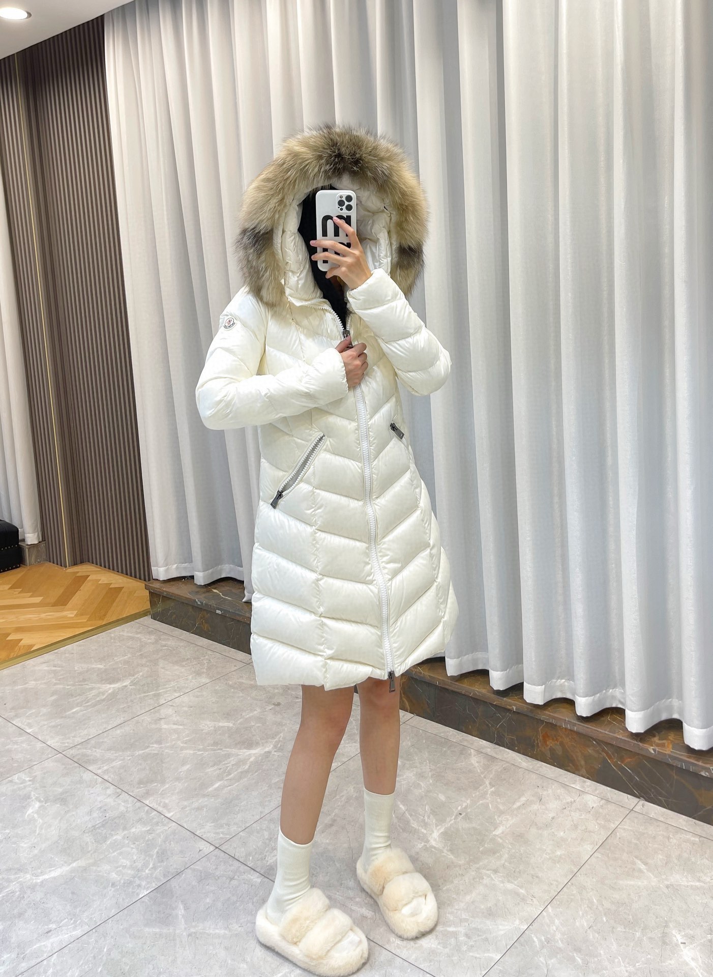Guangzhou high-grade Moncler FULMARUS women's long hooded down jacket. Made of coated nylon with fishbone quilting, warm and stylish. Features frost fox fur hood trim. Filled with 90% down. Sizes 1-4, colors: black, white, black with black fur, yellow fox fur, gray fur collar.-Big cat