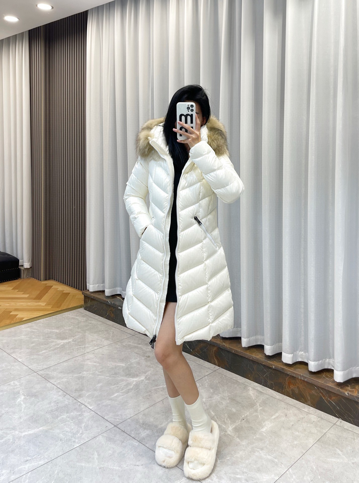 Guangzhou high-grade Moncler FULMARUS women's long hooded down jacket. Made of coated nylon with fishbone quilting, warm and stylish. Features frost fox fur hood trim. Filled with 90% down. Sizes 1-4, colors: black, white, black with black fur, yellow fox fur, gray fur collar.-Big cat