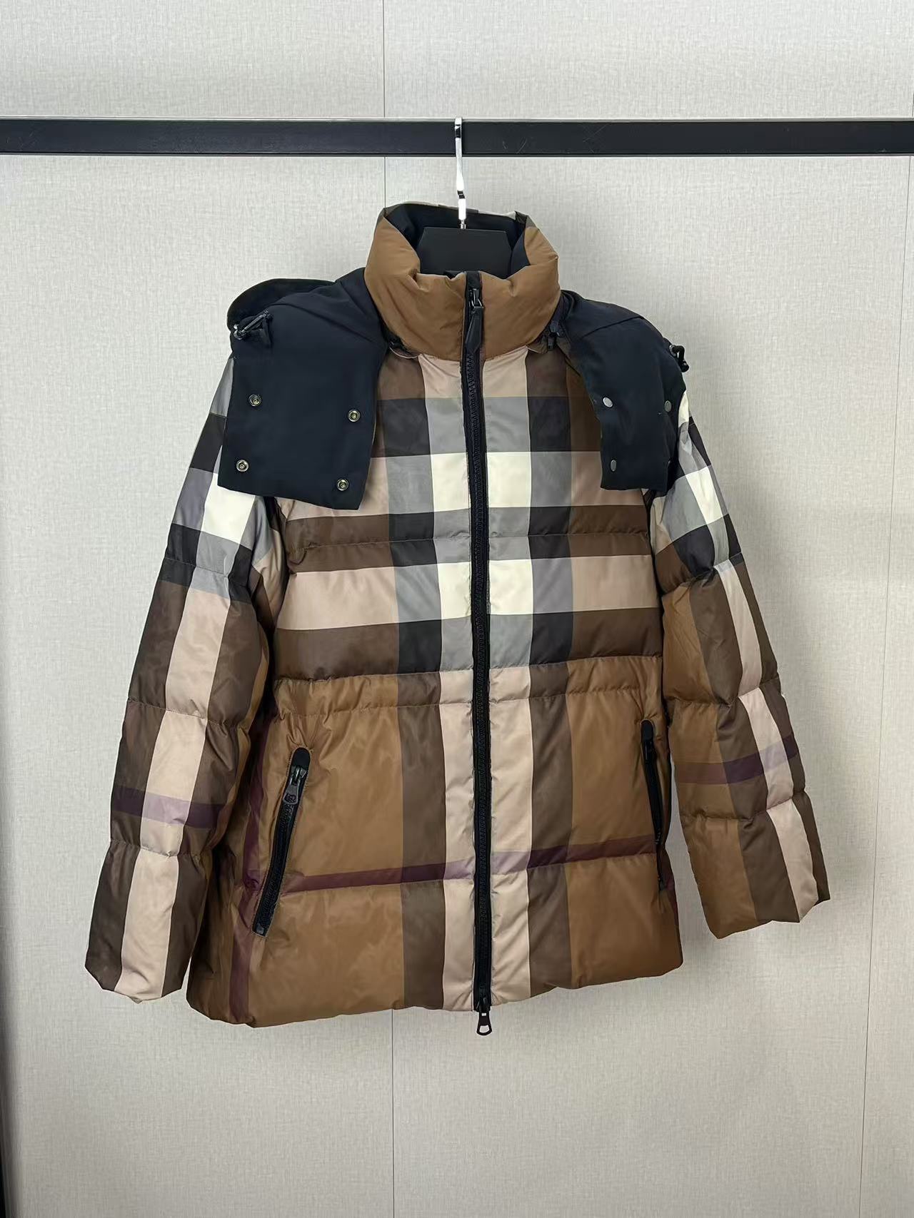 Top-grade Burberry plaid women's down jacket, filled with 90% high-quality down for excellent warmth. Made of 100% polyester with quilted design, stand collar, and zip pockets. Sizes: S, M, L, XL.-Big cat