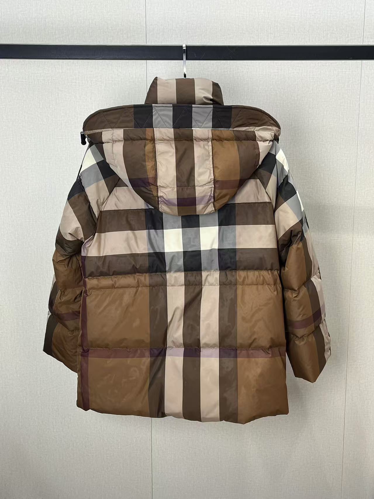 Top-grade Burberry plaid women's down jacket, filled with 90% high-quality down for excellent warmth. Made of 100% polyester with quilted design, stand collar, and zip pockets. Sizes: S, M, L, XL.-Big cat