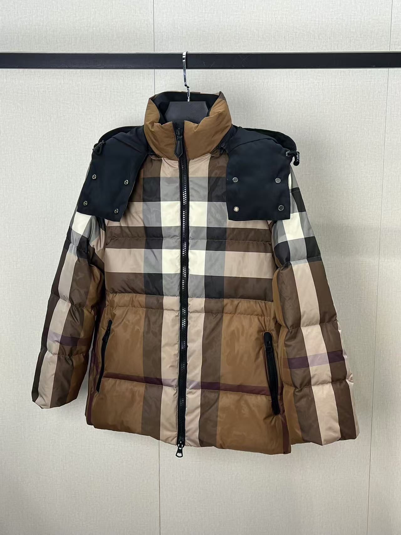 Top-grade Burberry plaid women's down jacket, filled with 90% high-quality down for excellent warmth. Made of 100% polyester with quilted design, stand collar, and zip pockets. Sizes: S, M, L, XL.-Big cat