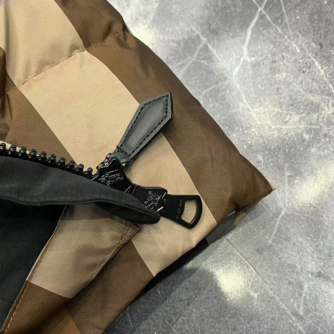 Top-grade Burberry plaid women's down jacket. 90% down filling, high-density polyester. Waffle quilting, stand collar, zipper, spacious pockets. Sizes: S, M, L, XL.-Big cat