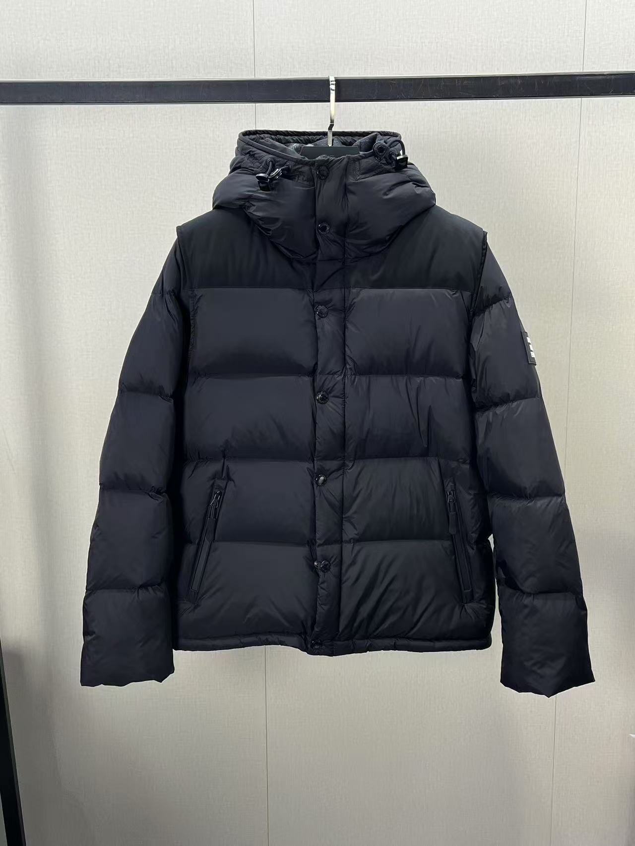 Burberry Detachable Sleeve Goose Down Puffer Jacket with B Logo 3 i1731216071 4332 1