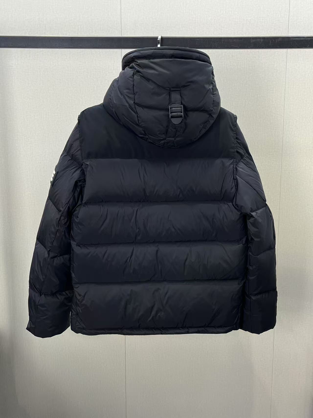 Burberry Detachable Sleeve Goose Down Puffer Jacket with B Logo 4 i1731216071 7824 8