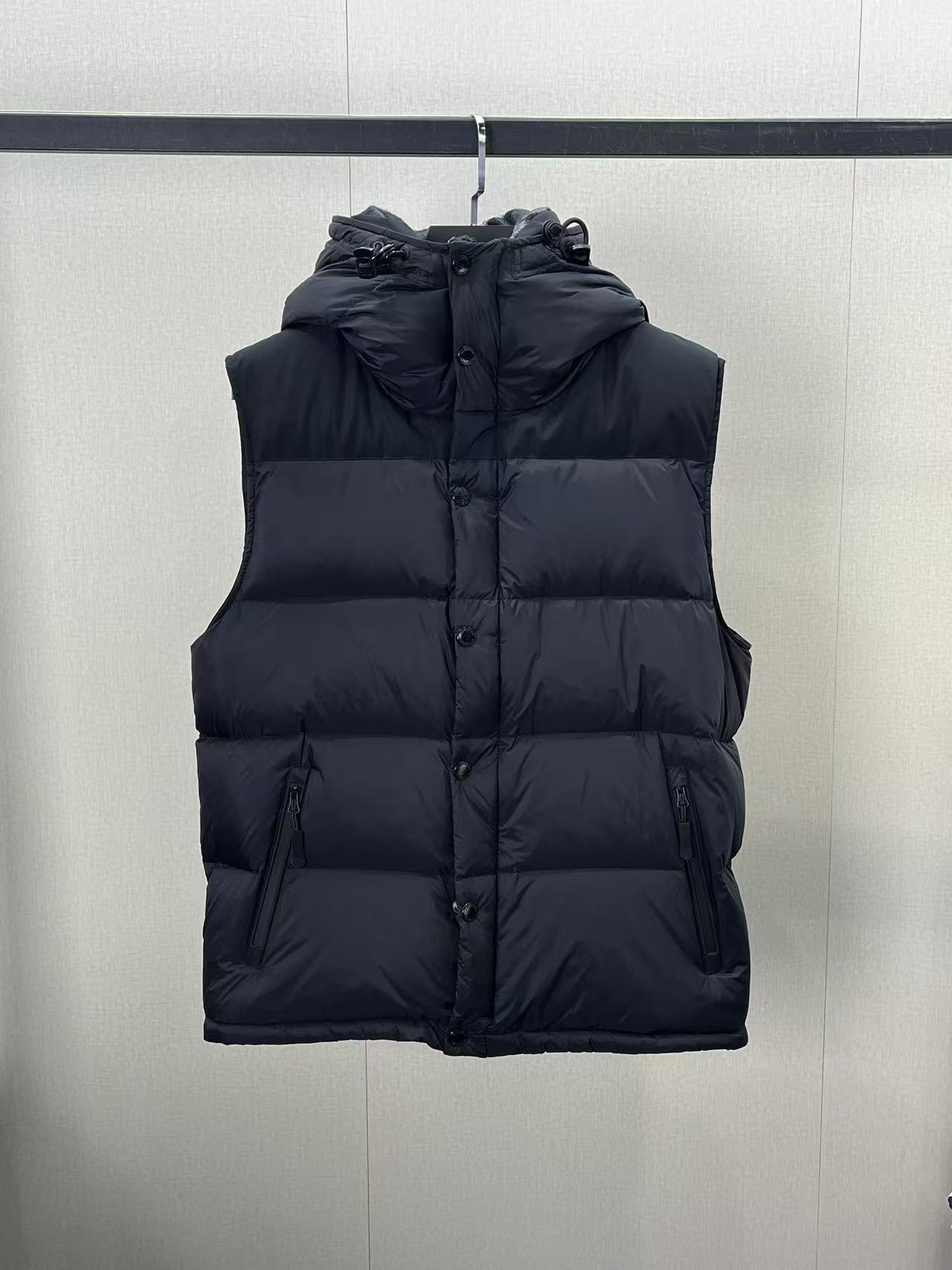 Burberry Detachable Sleeve Goose Down Puffer Jacket with B Logo 9 i1731216071 8474 2