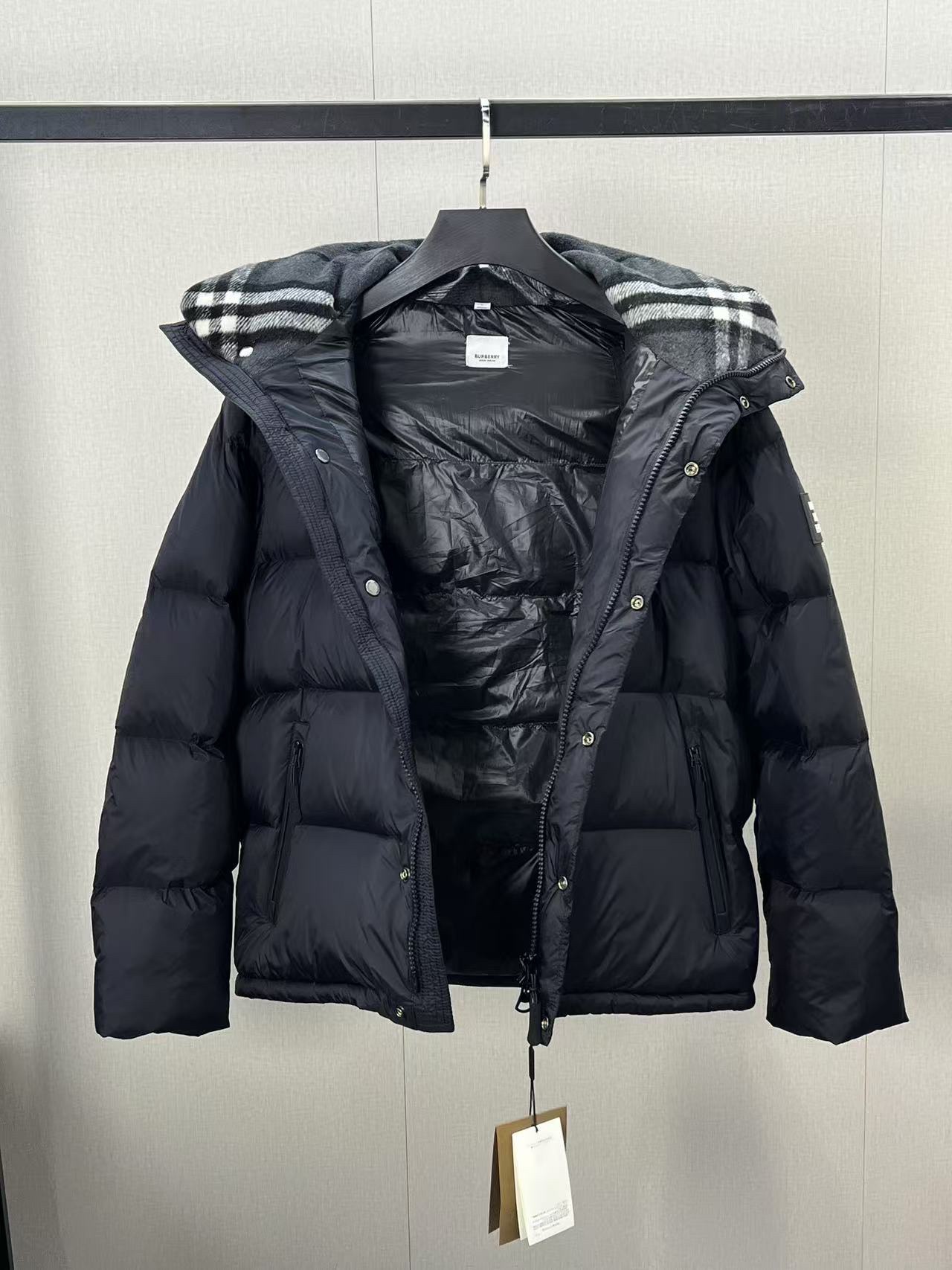 Burberry Detachable Sleeve Goose Down Puffer Jacket with B Logo 8 i1731216071 8706 0