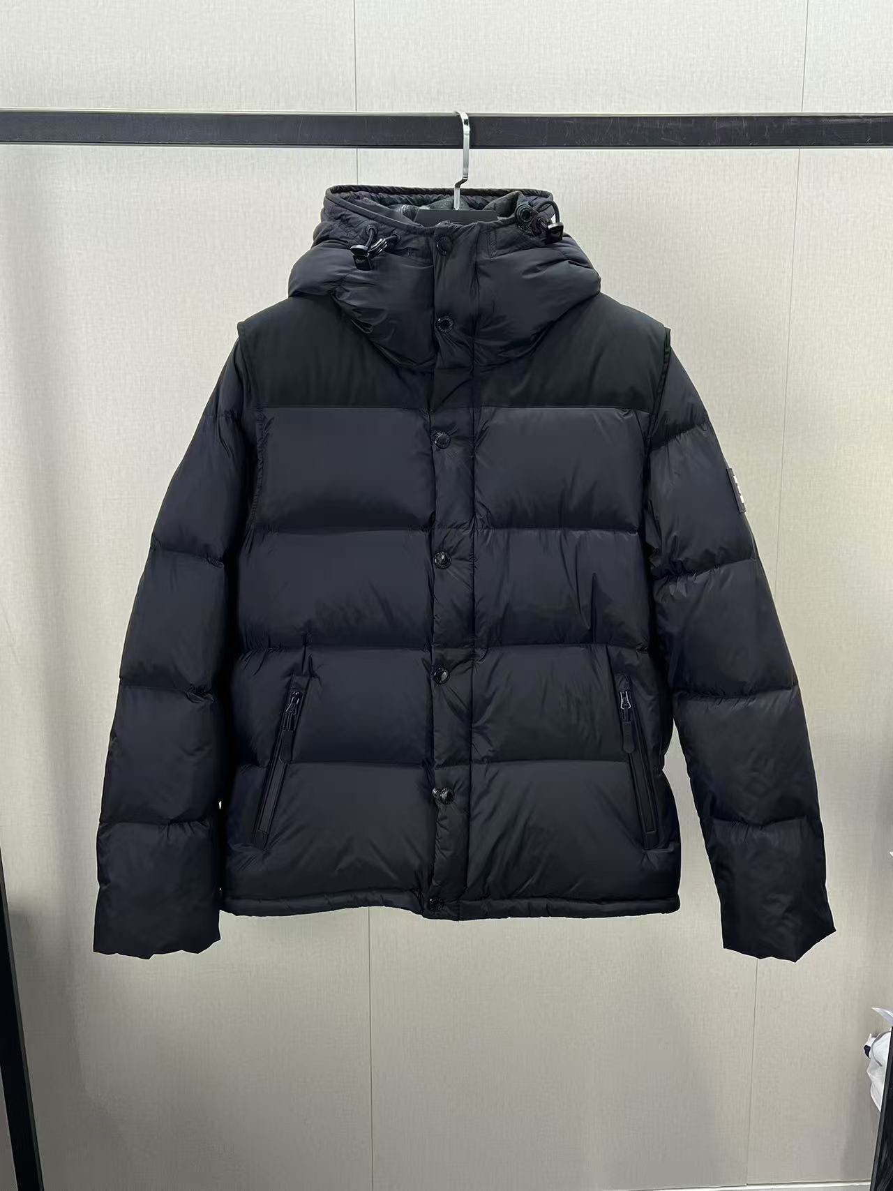 Burberry Detachable Sleeve Goose Down Puffer Jacket with B Logo 6 i1731216071 9834 5