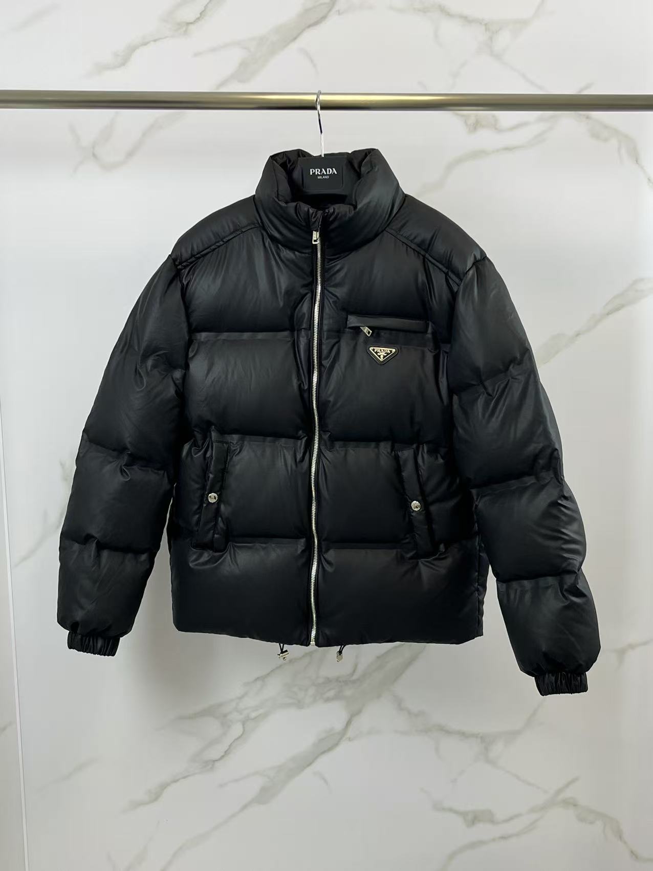 NO:626203,Special down PRADA technical membrane down jacket (glued version). The fabric of this clothing is the latest 24 technology fabric, which maintains the soft and delicate texture of sheepskin. It is lighter and easier to maintain than conventional leather down jackets. The down filling is made of national standard 90 goose down, which is invincible for warmth. The double-layer liner has very good sealing and prevents velvet from being drilled.  , the hardware pursuit is the original matching hardware, all rope clips and adjustment buckles are custom-made, the metal triangle mark on the chest is the finishing touch, only those who really make clothes can tell the secret here, this is a must-have down jacket with both texture and warmth. bll Size 48-56 (black/high-grade gray) Buy now, prada, prada, jackets & coats, down jacket, sheepskin, alexander wang19860909特级羽绒PRADA 普拉达 科技皮膜羽绒夹克(压胶版本).此款衣服面料为24最新科技面料,保持了羊皮的柔软细腻质感,比起常规皮质羽绒服更佳轻便,易保养.充绒用的是国标90鹅绒,保暖无敌,双层内胆 密封性非常好 防止钻绒 ,五金追求的就是原厂配套五金,所有绳卡,调节扣都是开模定制的,胸口的金属三角标就是点睛之作了,真正做衣服的才能说出这里的门道,这是一款质感保暖兼备的必入爆款羽绒夹克.bll 尺码48-56 (黑色/高级灰) 立即抢购,,prada,prada,jackets & coats,down jacket,sheepskin,alexander wang,Men's clothing