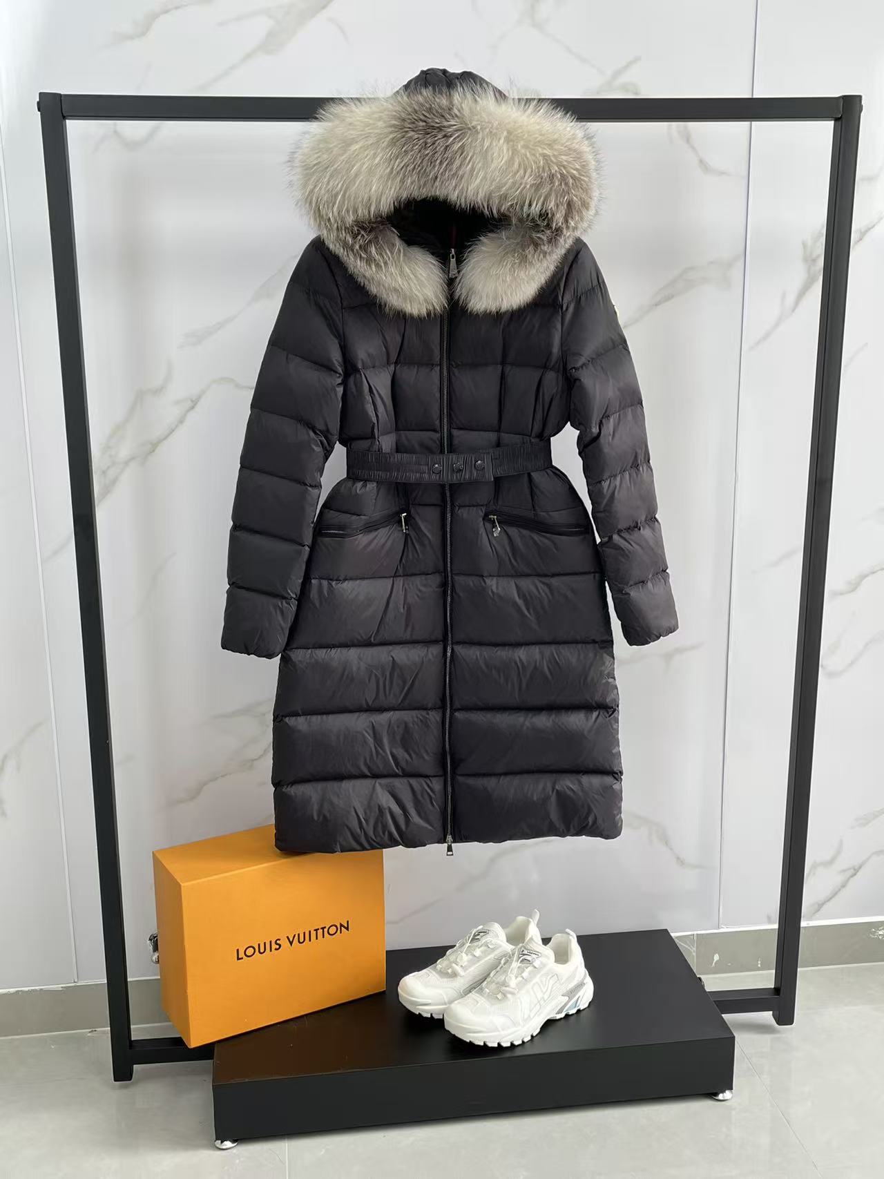 Moncler BOED Dames Donsjas met Capuchon en Bontkraag - Slanke Pasvorm