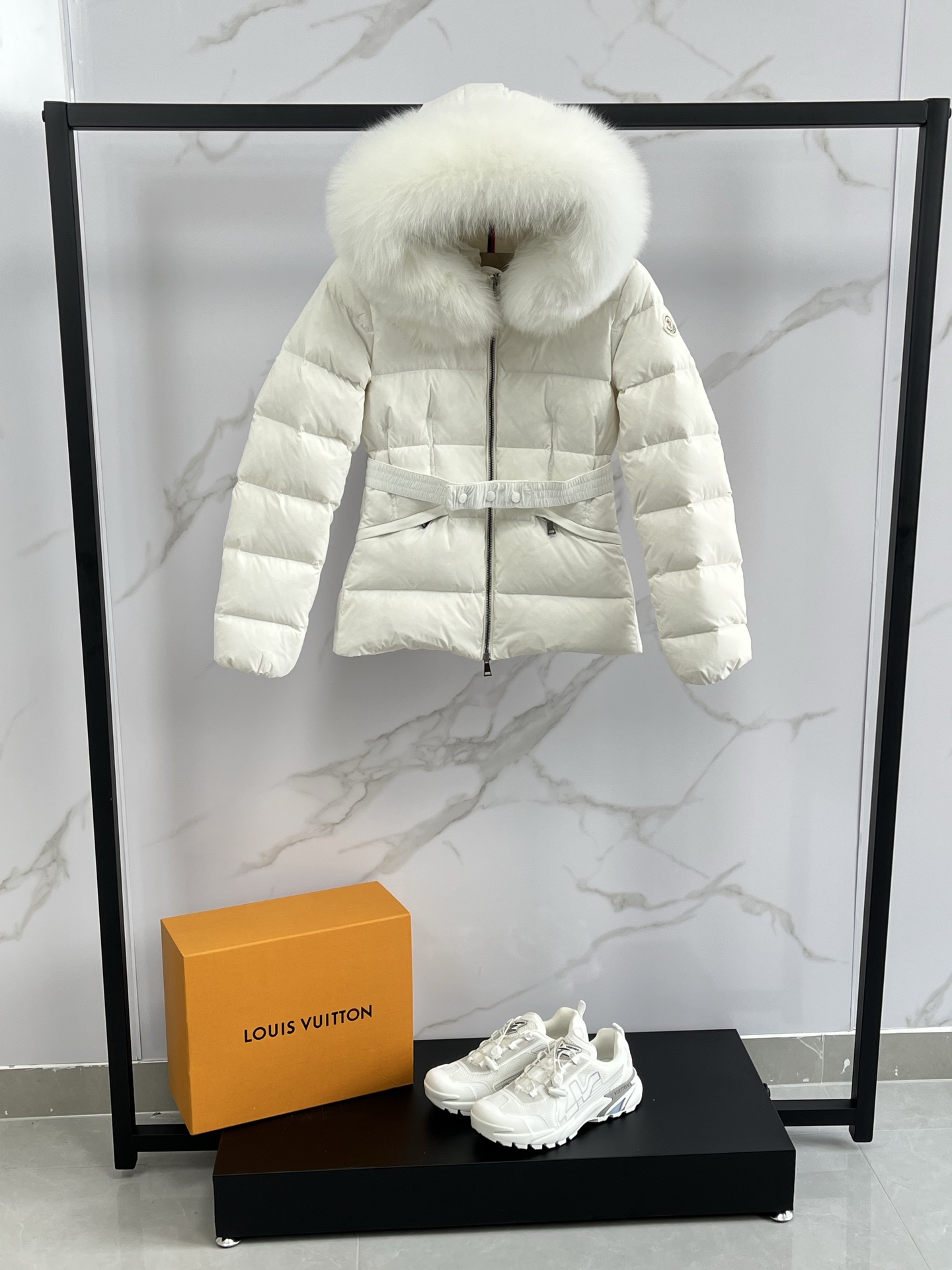 Moncler Boed Donsjas met Capuchon en Riem - Stijlvol en Warm voor de Winter