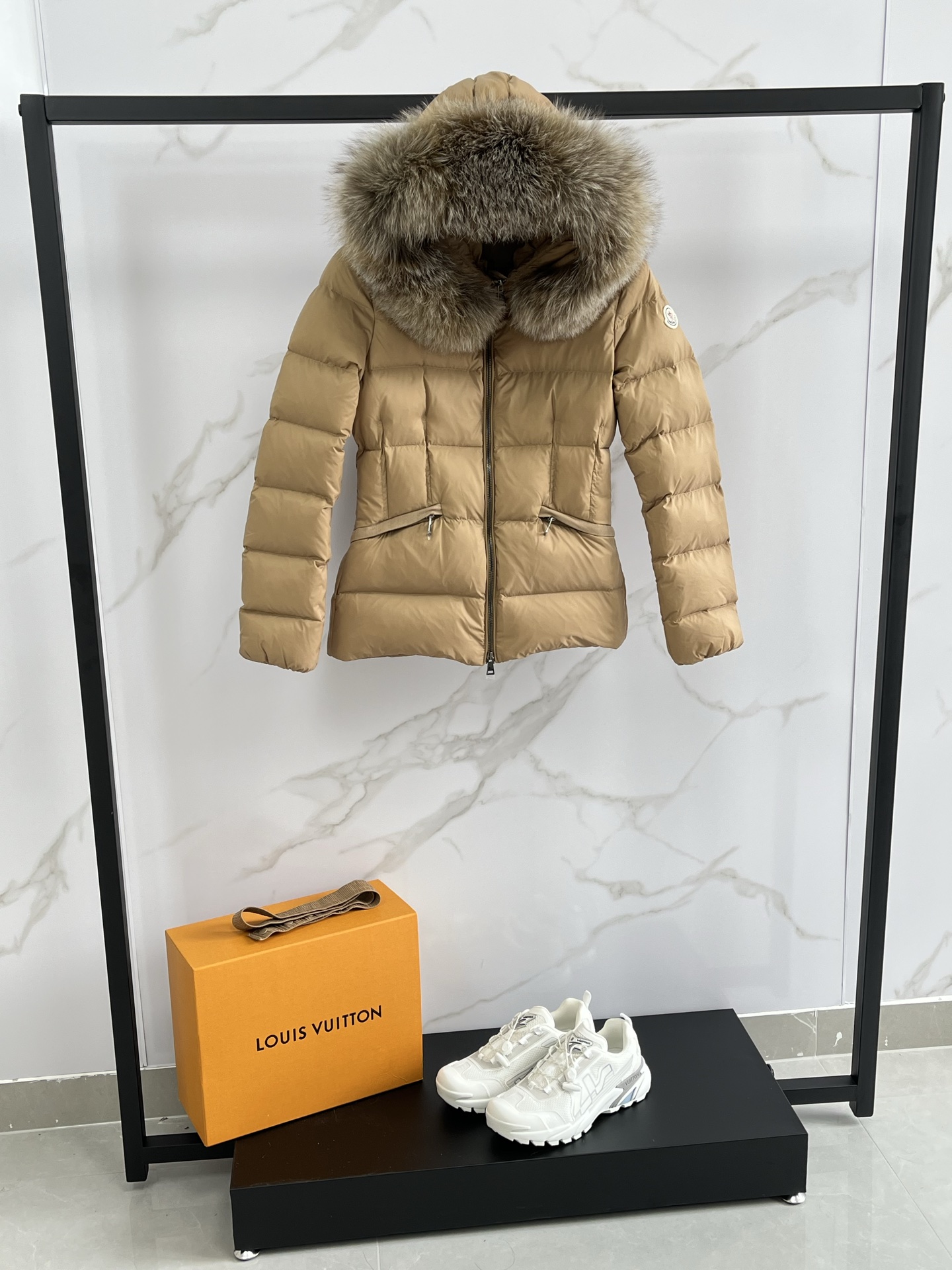 Moncler Boed Veste d'hiver à capuche avec bordure en fourrure véritable