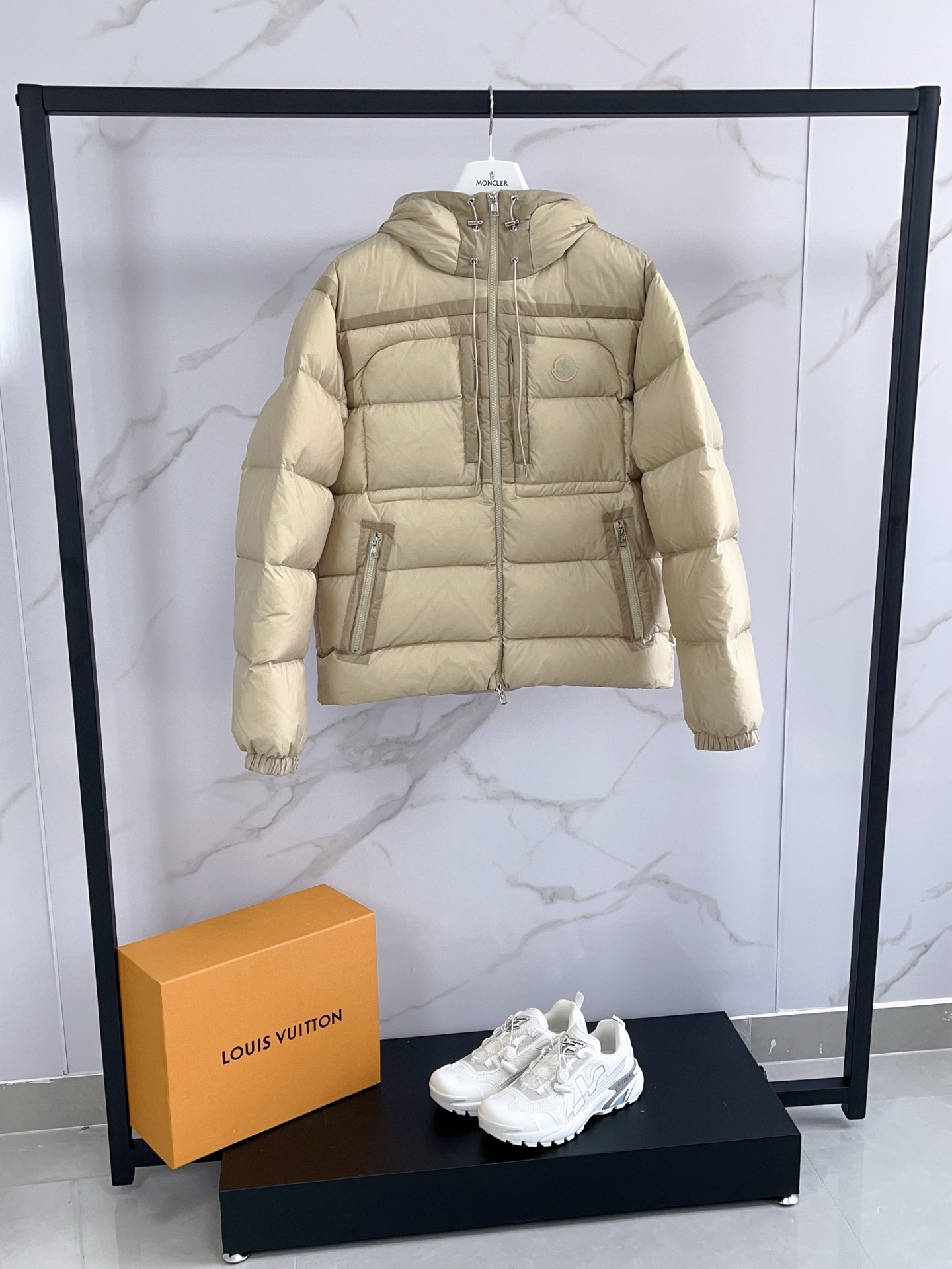 NO:661476,Moncler 25 new autumn and winter ORFET thin and short hooded lightweight down jacket, loose fit, versatile and easy to match, same style for men and women, original custom-made national standard 90 white duck down filling!  Color black brown style number Wei Daxun same style code number 12345, Moncler, down jacket, hats,  19860909Moncler蒙口25秋冬新款 ORFET薄短款连帽轻质羽绒服,宽松版型百搭不挑人,男女同款,原版定制国标90白鸭绒填充！ 颜色黑色 褐色 款号魏大勋同款 码数12345,,Moncler,down jacket,hats, ,Men's clothing