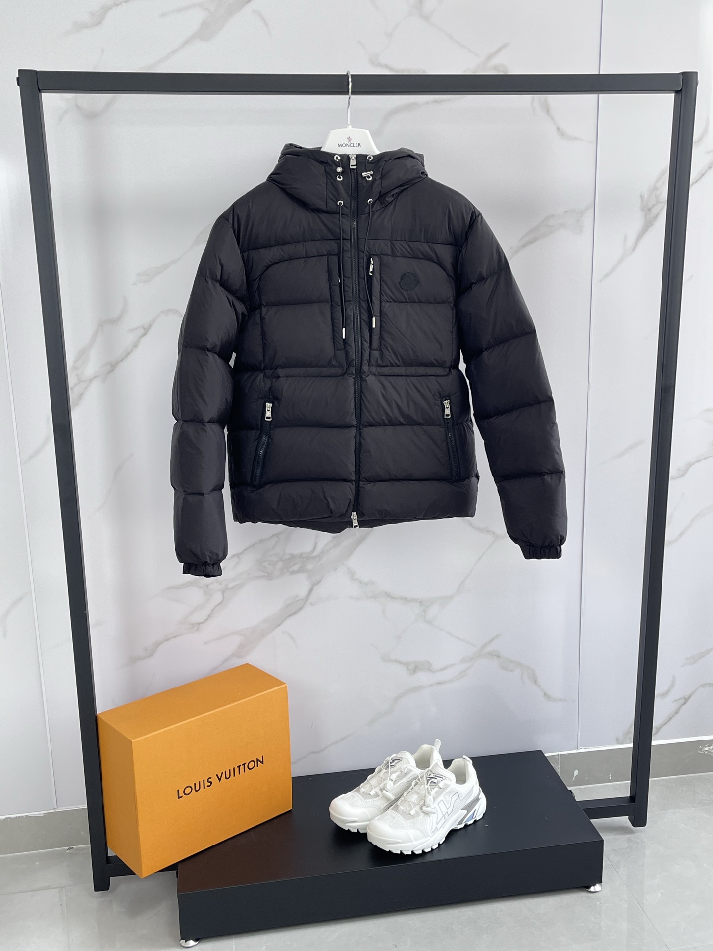 NO:661478,Moncler Men's 25 Spring and Summer Men's ORFET Thin Short Hooded Lightweight Down Jacket, loose fit, versatile and easy to match, same style for men and women, original custom-made national standard 90 white duck down filling!  Color black brown style number Wei Daxun same style code number 12345, Moncler, down jacket, hats,  19860909Moncler蒙口25春夏男ORFET薄短款连帽轻质羽绒服,宽松版型百搭不挑人,男女同款,原版定制国标90白鸭绒填充！ 颜色黑色 褐色 款号魏大勋同款 码数12345,,Moncler,down jacket,hats, ,Men's clothing