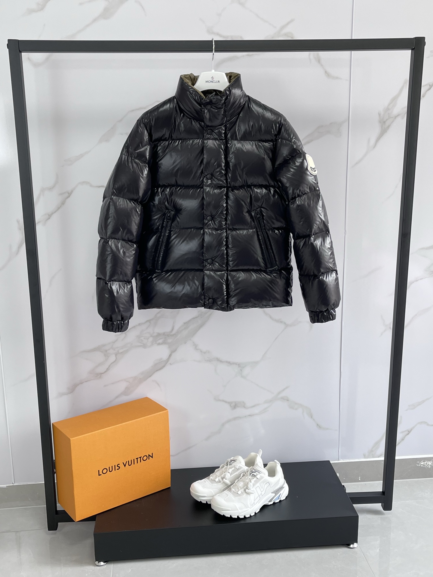 جاكيت Moncler Tripiti رجالي قصير مبطن بالريش - أسود أنيق ومريح